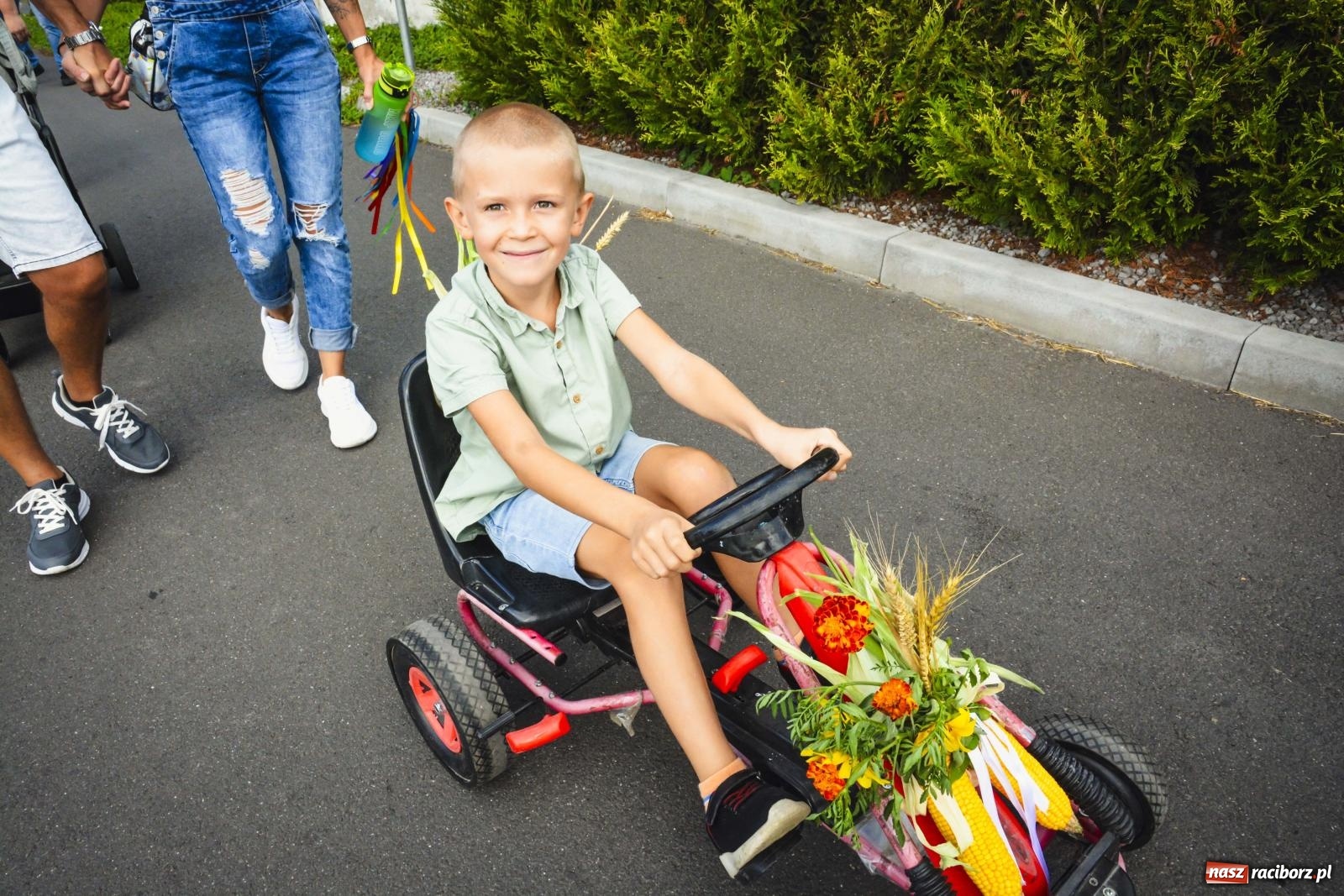 Zdjęcie w galerii na portalu naszraciborz.pl: Barwny korowód przeszedł ulicami Zabełkowa! Trwa wielkie świętowanie na boisku LKS [FOTO i WIDEO] wiadomości z regionu