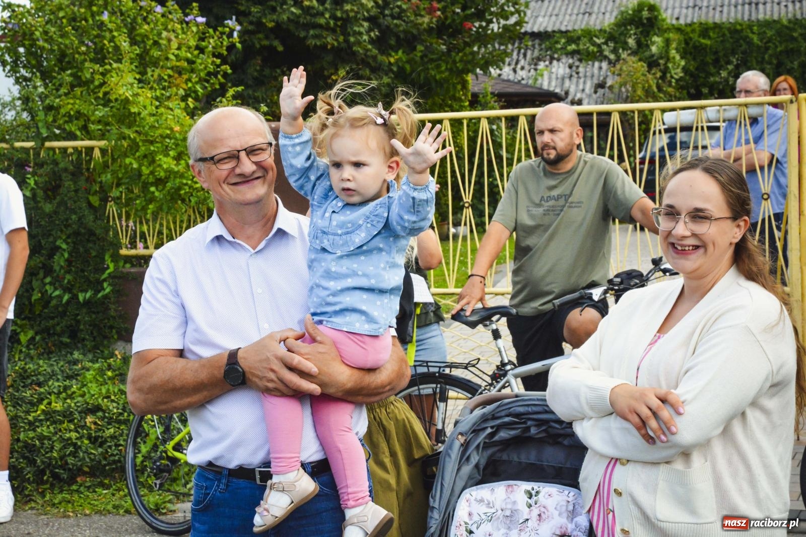 Zdjęcie w galerii na portalu naszraciborz.pl: Barwny korowód przeszedł ulicami Zabełkowa! Trwa wielkie świętowanie na boisku LKS [FOTO i WIDEO] wiadomości z regionu