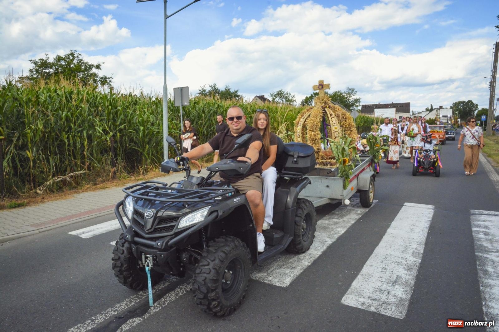 Zdjęcie w galerii na portalu naszraciborz.pl: Barwny korowód przeszedł ulicami Zabełkowa! Trwa wielkie świętowanie na boisku LKS [FOTO i WIDEO] wiadomości z regionu