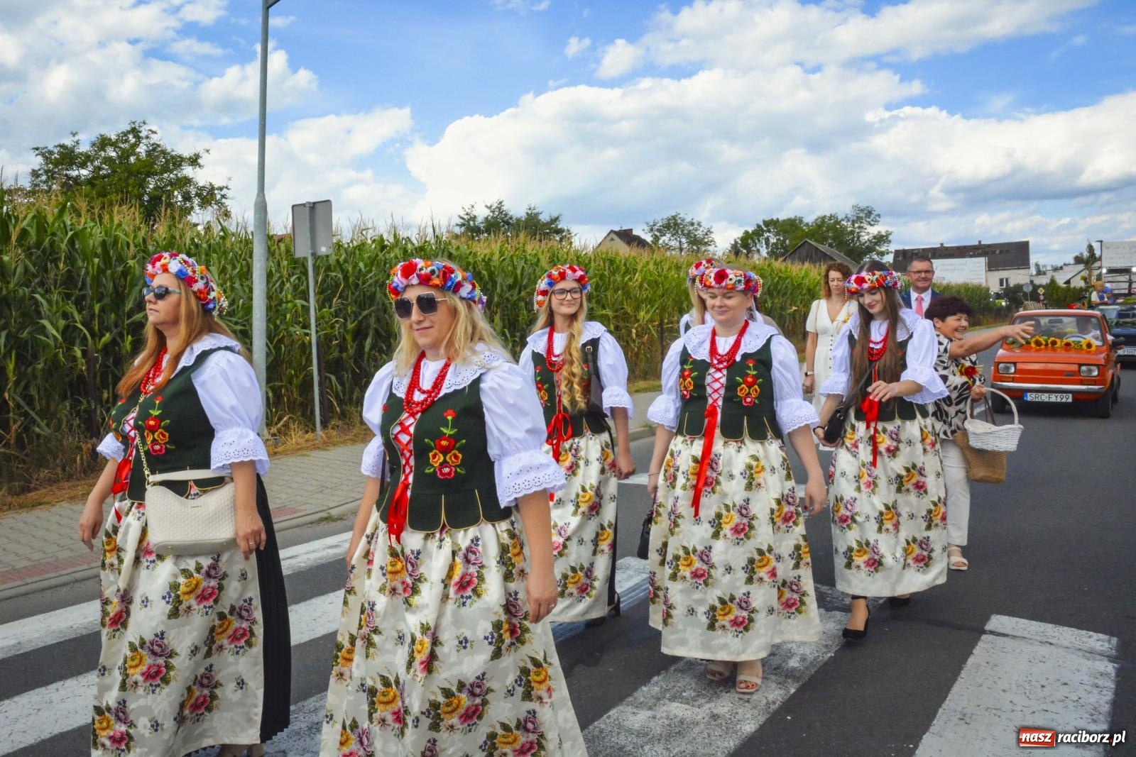 Zdjęcie w galerii na portalu naszraciborz.pl: Barwny korowód przeszedł ulicami Zabełkowa! Trwa wielkie świętowanie na boisku LKS [FOTO i WIDEO] wiadomości z regionu