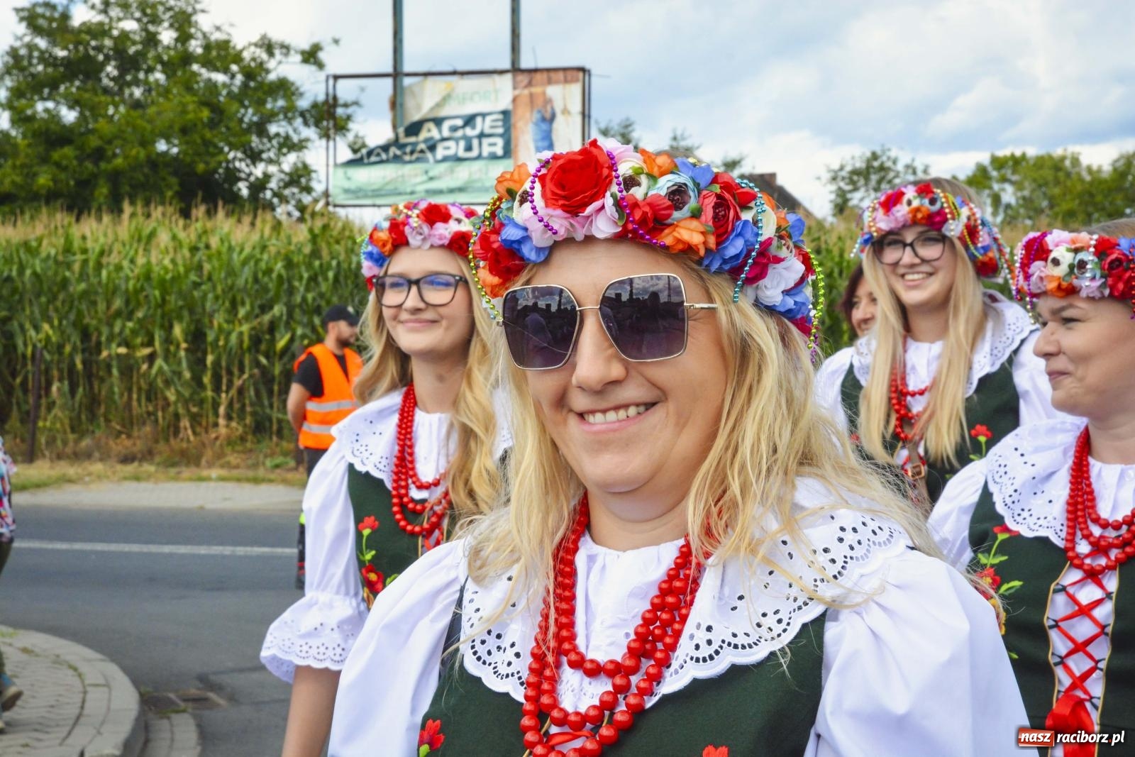 Zdjęcie w galerii na portalu naszraciborz.pl: Barwny korowód przeszedł ulicami Zabełkowa! Trwa wielkie świętowanie na boisku LKS [FOTO i WIDEO] wiadomości z regionu