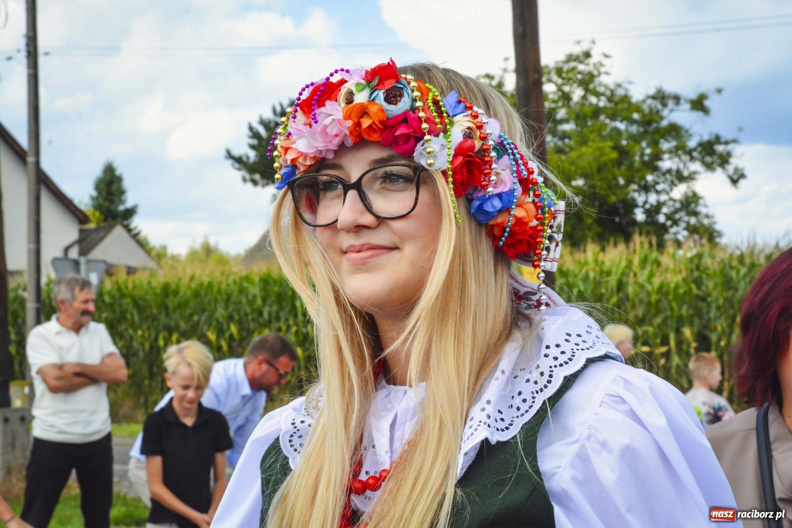Zdjęcie w galerii na portalu naszraciborz.pl: Barwny korowód przeszedł ulicami Zabełkowa! Trwa wielkie świętowanie na boisku LKS [FOTO i WIDEO] wiadomości z regionu