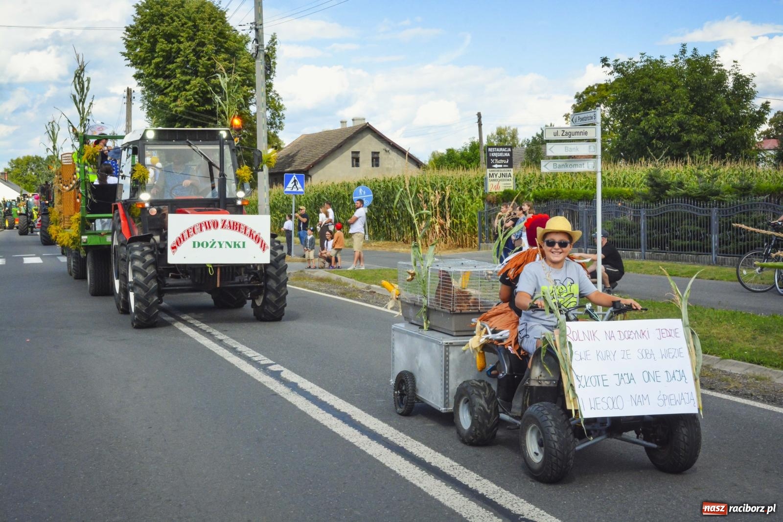 Zdjęcie w galerii na portalu naszraciborz.pl: Barwny korowód przeszedł ulicami Zabełkowa! Trwa wielkie świętowanie na boisku LKS [FOTO i WIDEO] wiadomości z regionu