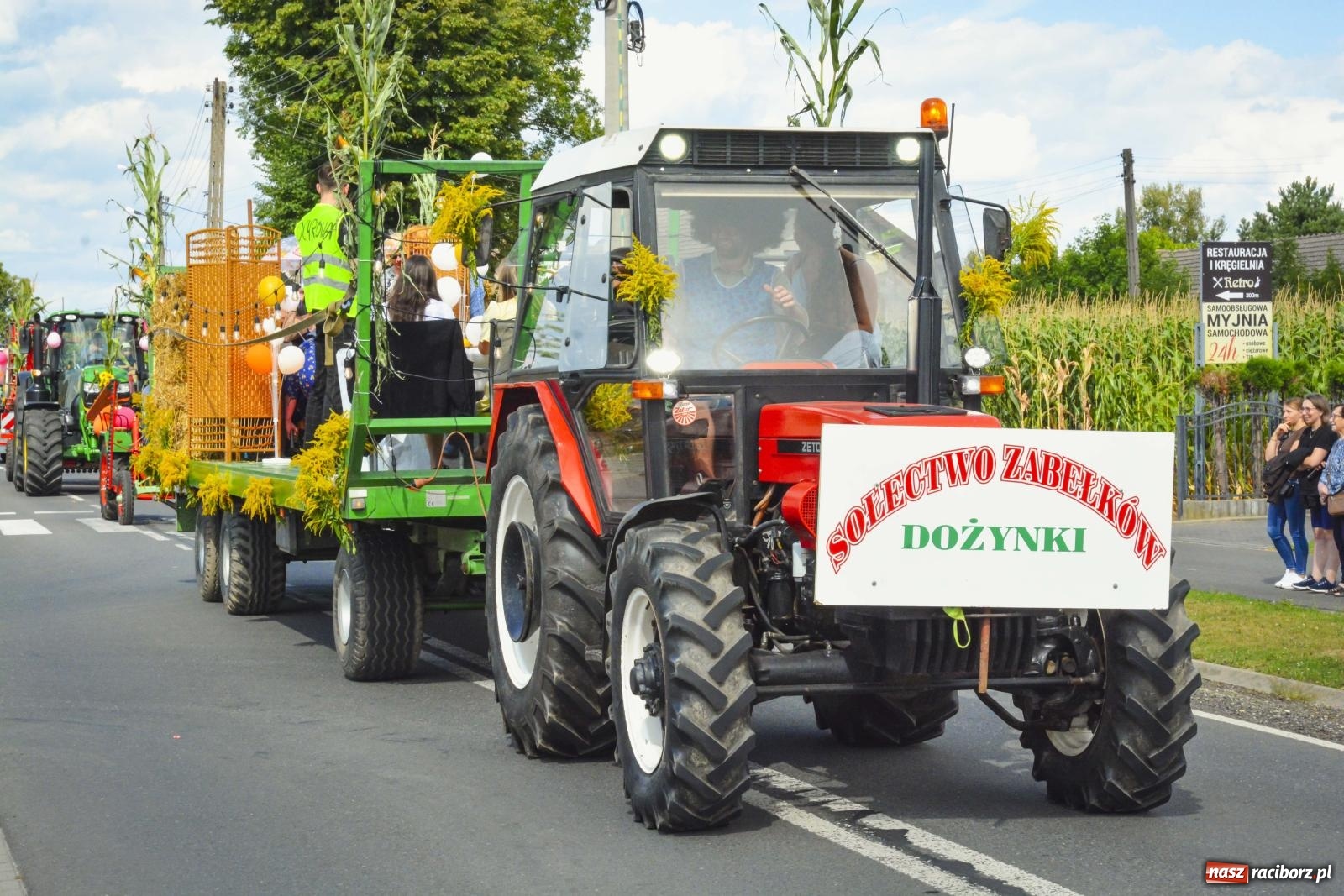 Zdjęcie w galerii na portalu naszraciborz.pl: Barwny korowód przeszedł ulicami Zabełkowa! Trwa wielkie świętowanie na boisku LKS [FOTO i WIDEO] wiadomości z regionu