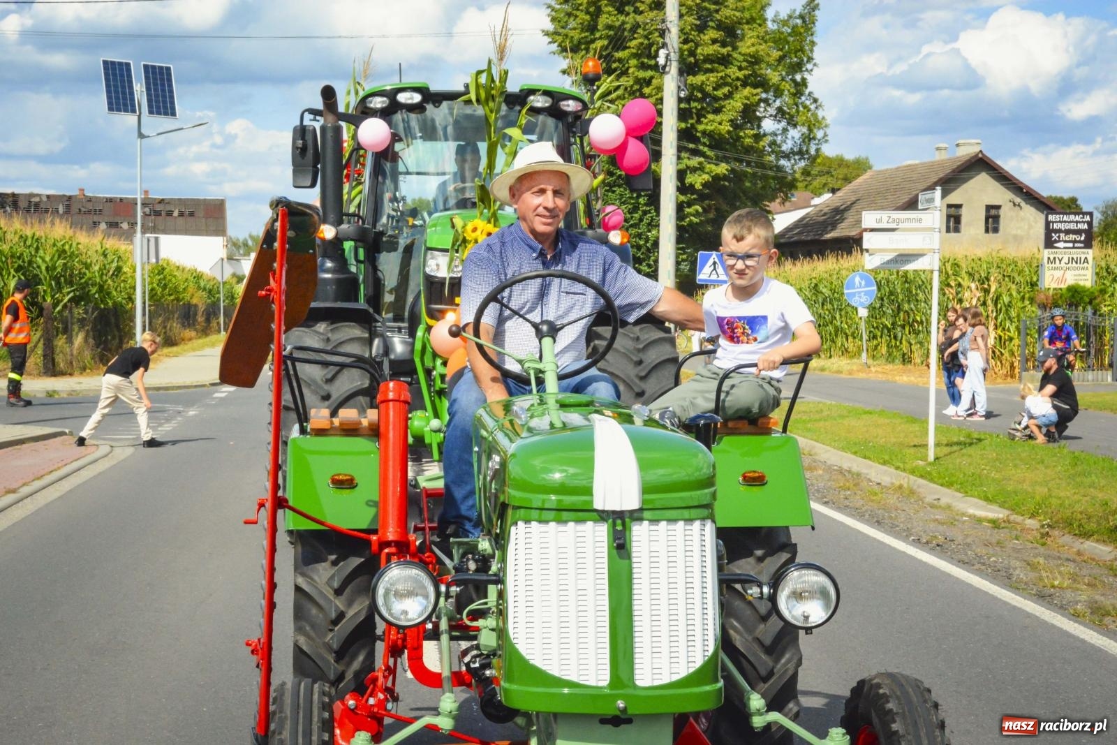 Zdjęcie w galerii na portalu naszraciborz.pl: Barwny korowód przeszedł ulicami Zabełkowa! Trwa wielkie świętowanie na boisku LKS [FOTO i WIDEO] wiadomości z regionu
