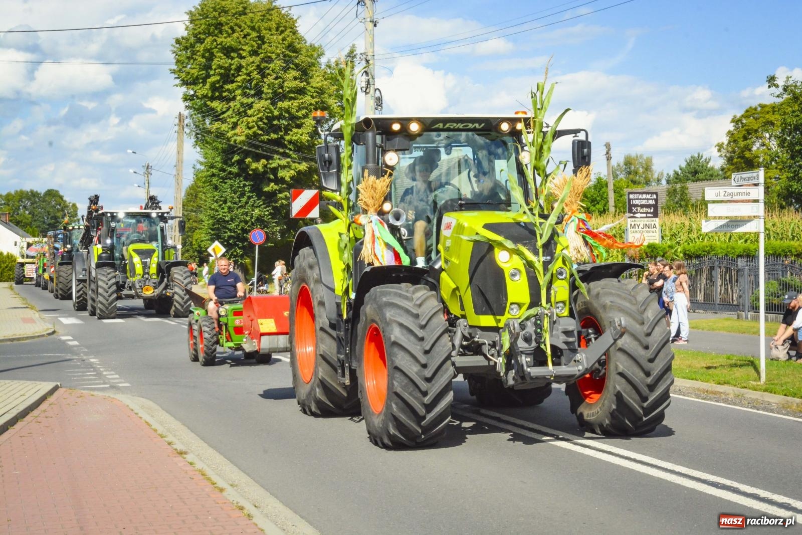 Zdjęcie w galerii na portalu naszraciborz.pl: Barwny korowód przeszedł ulicami Zabełkowa! Trwa wielkie świętowanie na boisku LKS [FOTO i WIDEO] wiadomości z regionu