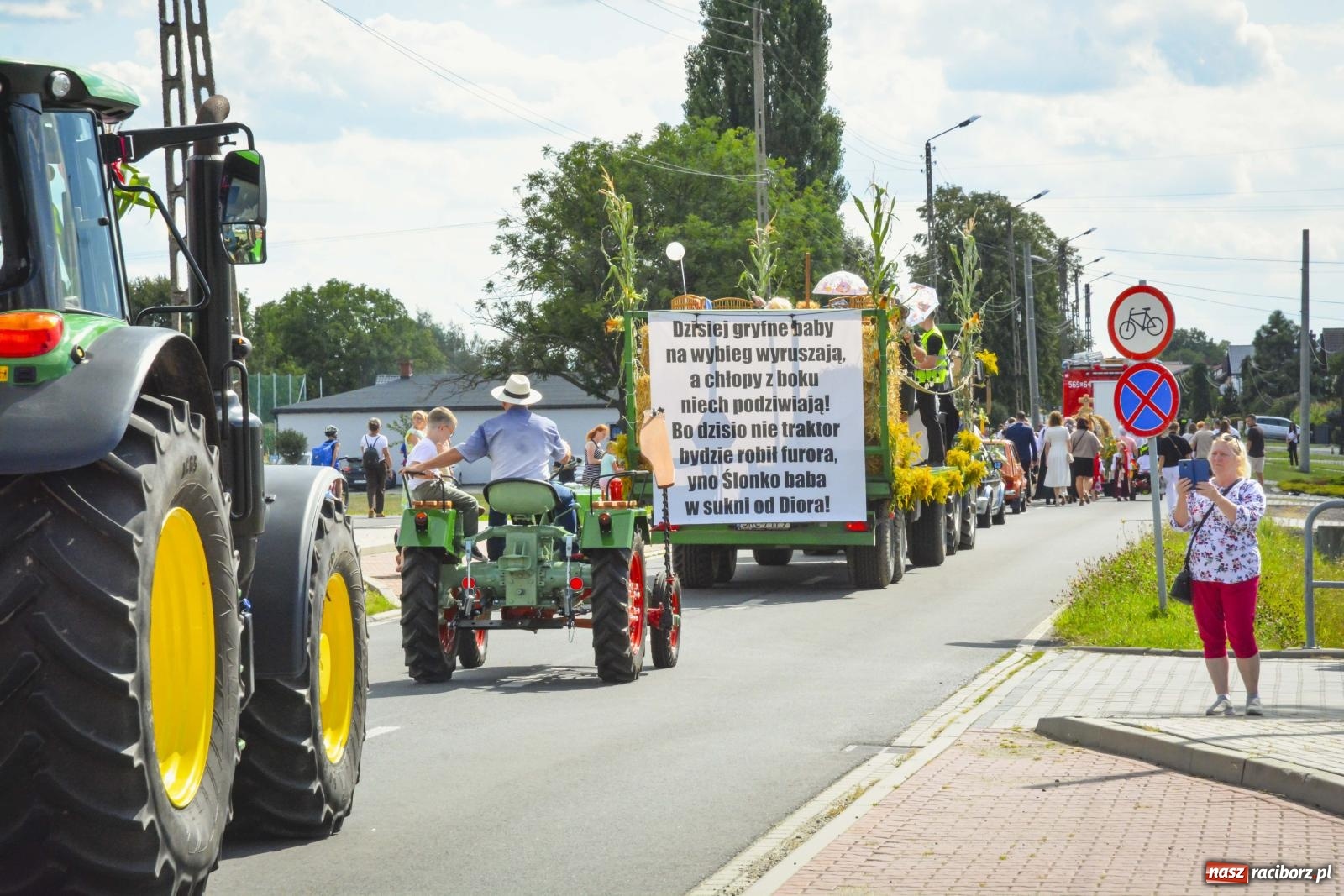 Zdjęcie w galerii na portalu naszraciborz.pl: Barwny korowód przeszedł ulicami Zabełkowa! Trwa wielkie świętowanie na boisku LKS [FOTO i WIDEO] wiadomości z regionu