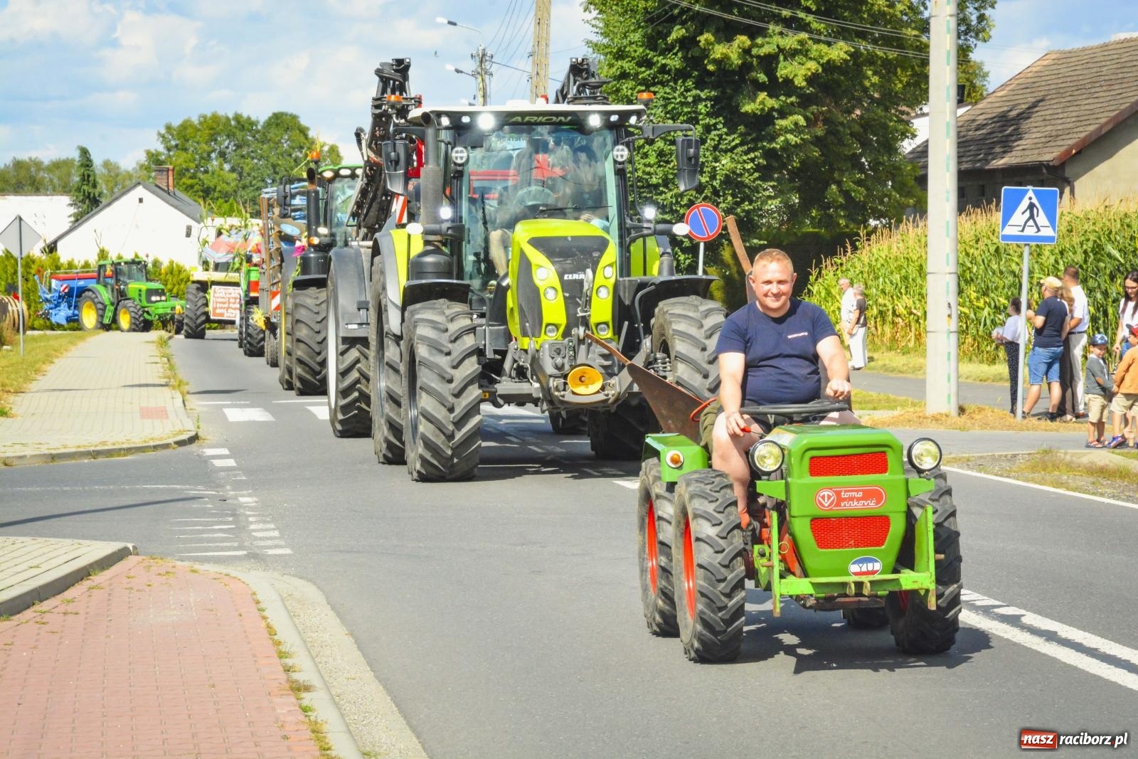 Zdjęcie w galerii na portalu naszraciborz.pl: Barwny korowód przeszedł ulicami Zabełkowa! Trwa wielkie świętowanie na boisku LKS [FOTO i WIDEO] wiadomości z regionu