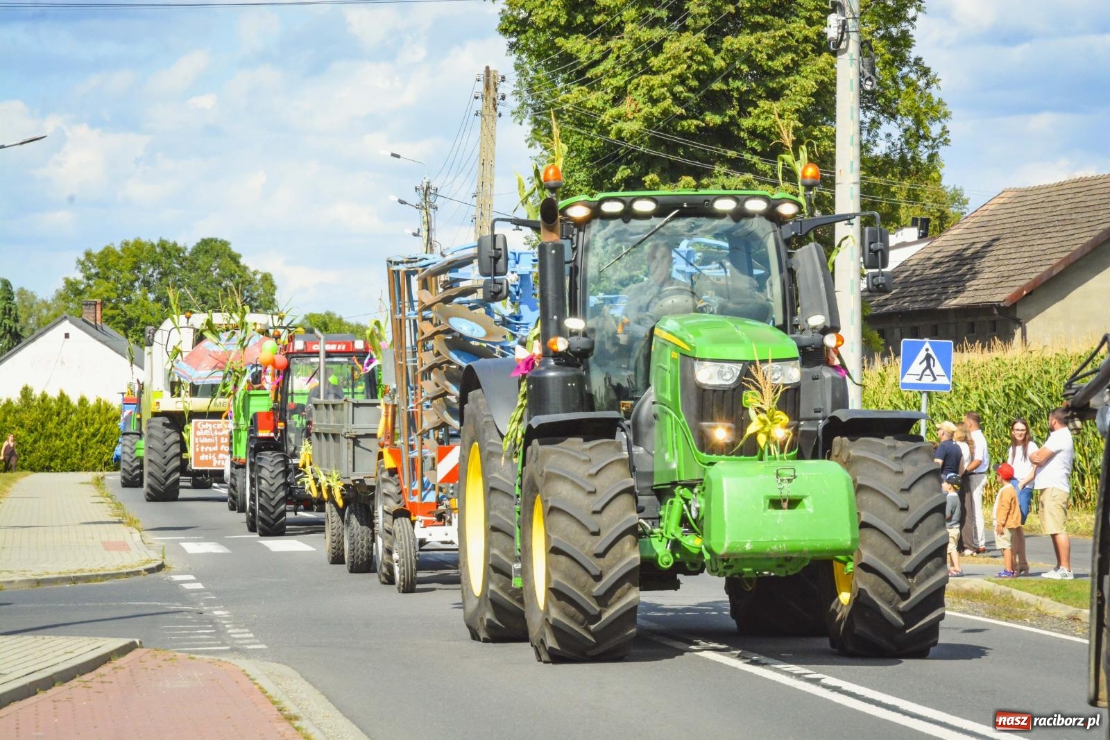 Zdjęcie w galerii na portalu naszraciborz.pl: Barwny korowód przeszedł ulicami Zabełkowa! Trwa wielkie świętowanie na boisku LKS [FOTO i WIDEO] wiadomości z regionu