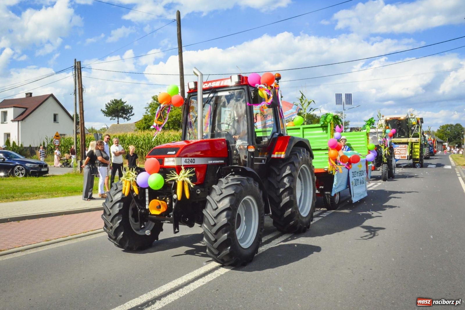 Zdjęcie w galerii na portalu naszraciborz.pl: Barwny korowód przeszedł ulicami Zabełkowa! Trwa wielkie świętowanie na boisku LKS [FOTO i WIDEO] wiadomości z regionu