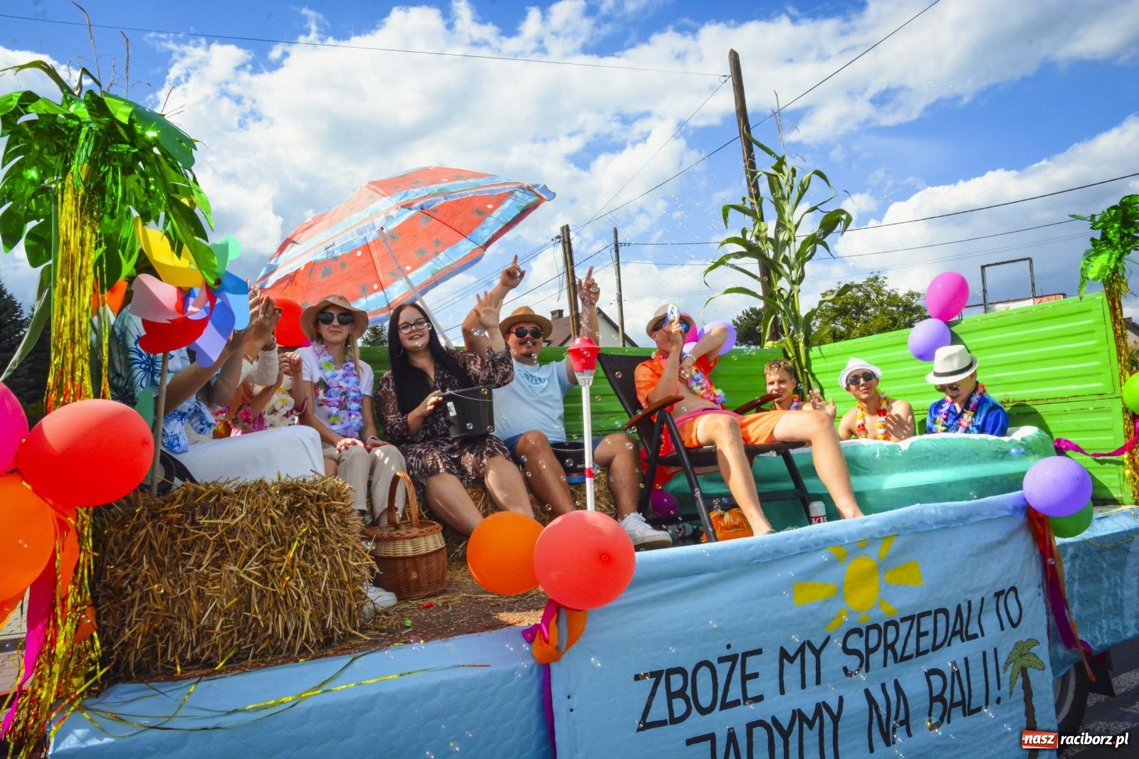 Zdjęcie w galerii na portalu naszraciborz.pl: Barwny korowód przeszedł ulicami Zabełkowa! Trwa wielkie świętowanie na boisku LKS [FOTO i WIDEO] wiadomości z regionu