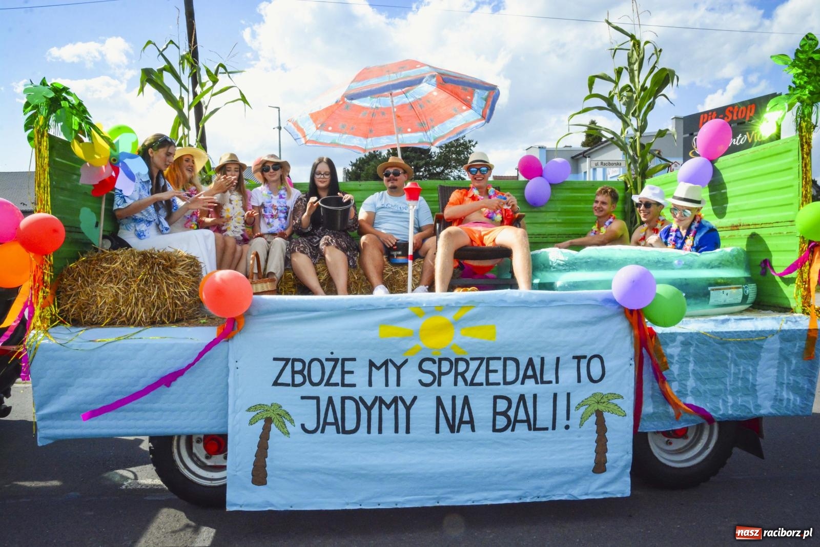 Zdjęcie w galerii na portalu naszraciborz.pl: Barwny korowód przeszedł ulicami Zabełkowa! Trwa wielkie świętowanie na boisku LKS [FOTO i WIDEO] wiadomości z regionu