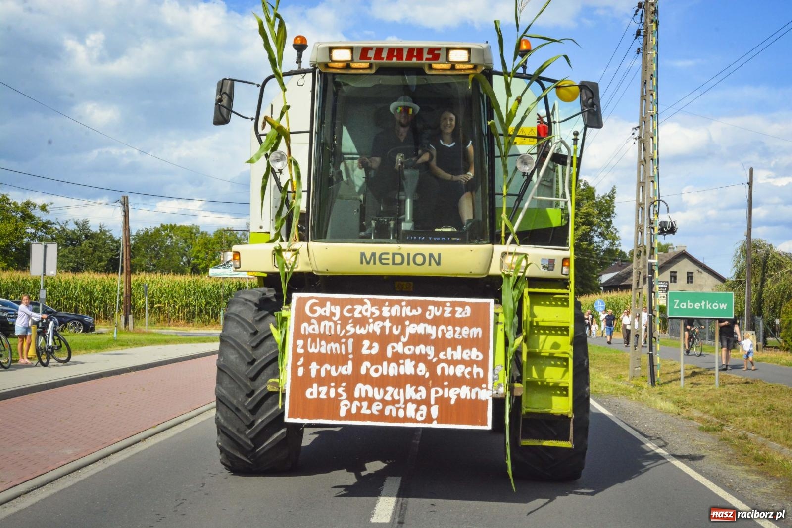 Zdjęcie w galerii na portalu naszraciborz.pl: Barwny korowód przeszedł ulicami Zabełkowa! Trwa wielkie świętowanie na boisku LKS [FOTO i WIDEO] wiadomości z regionu