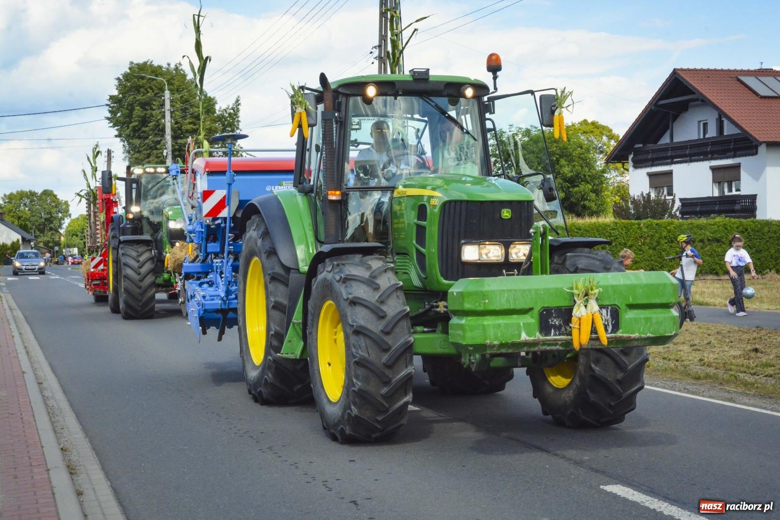 Zdjęcie w galerii na portalu naszraciborz.pl: Barwny korowód przeszedł ulicami Zabełkowa! Trwa wielkie świętowanie na boisku LKS [FOTO i WIDEO] wiadomości z regionu