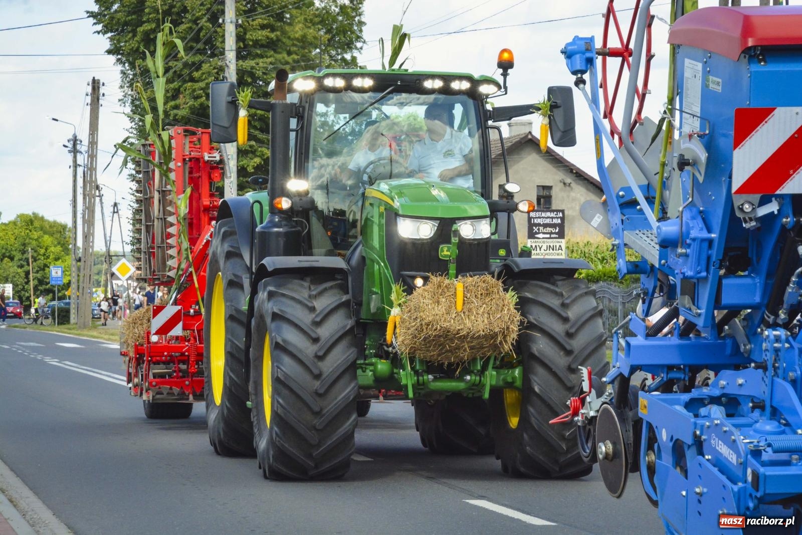 Zdjęcie w galerii na portalu naszraciborz.pl: Barwny korowód przeszedł ulicami Zabełkowa! Trwa wielkie świętowanie na boisku LKS [FOTO i WIDEO] wiadomości z regionu