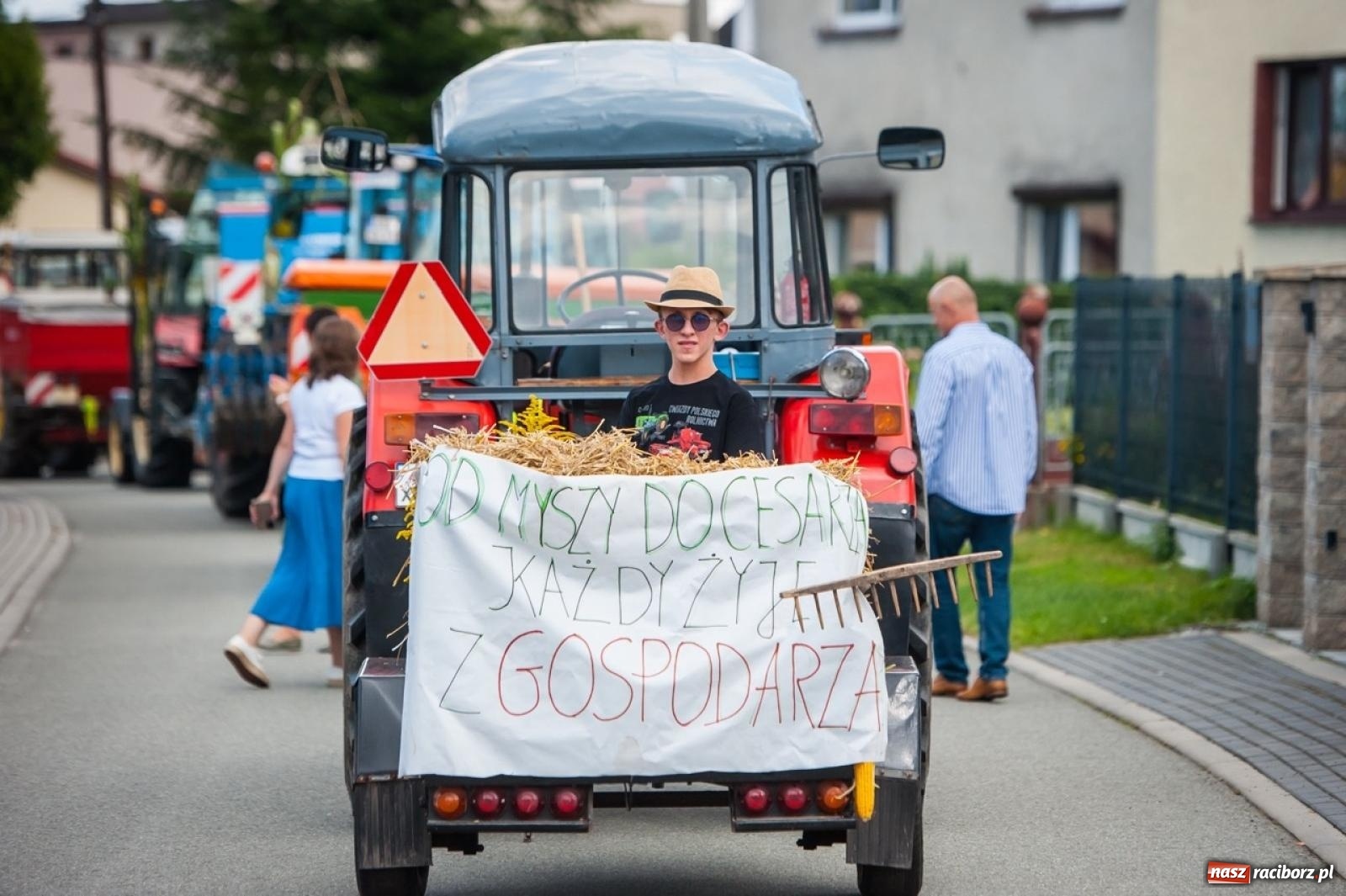 Zdjęcie w galerii na portalu naszraciborz.pl: Barwny korowód w Roszkowie za nami! Święto plonów w pełni rozkwitu [FOTO i WIDEO] wiadomości z regionu