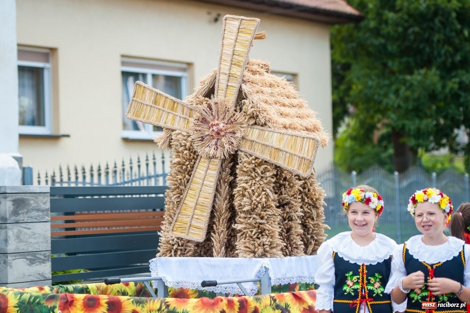 Zdjęcie w galerii na portalu naszraciborz.pl: Barwny korowód w Roszkowie za nami! Święto plonów w pełni rozkwitu [FOTO i WIDEO] wiadomości z regionu