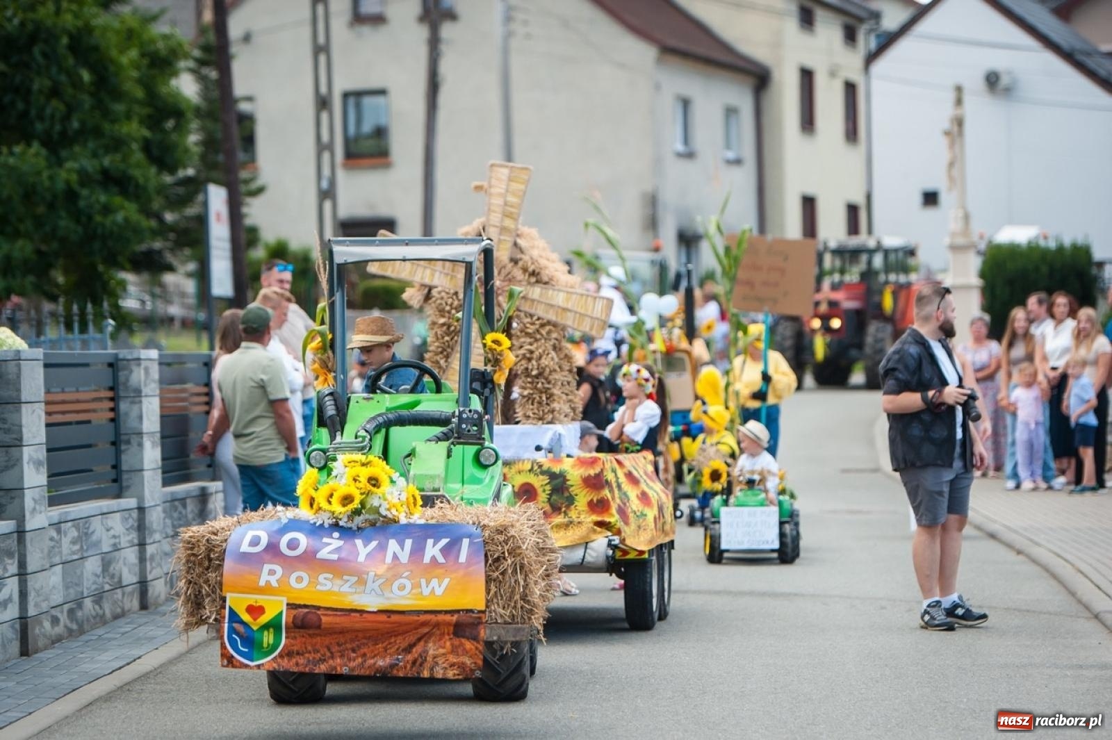 Zdjęcie w galerii na portalu naszraciborz.pl: Barwny korowód w Roszkowie za nami! Święto plonów w pełni rozkwitu [FOTO i WIDEO] wiadomości z regionu
