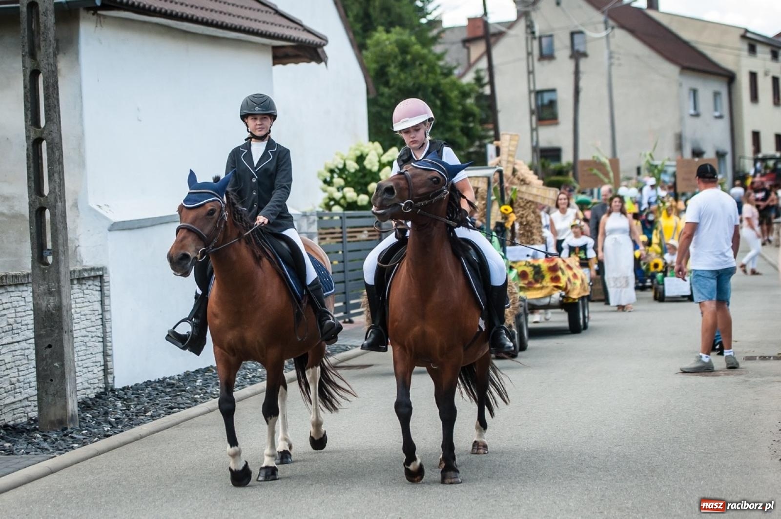 Zdjęcie w galerii na portalu naszraciborz.pl: Barwny korowód w Roszkowie za nami! Święto plonów w pełni rozkwitu [FOTO i WIDEO] wiadomości z regionu