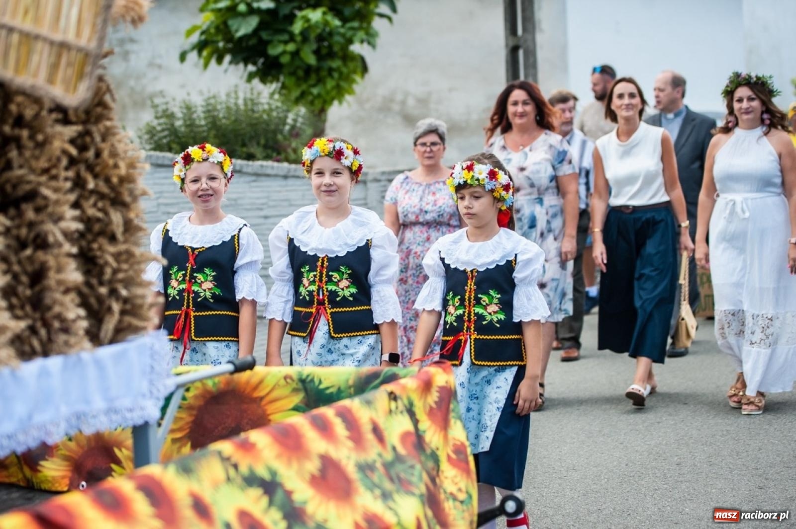 Zdjęcie w galerii na portalu naszraciborz.pl: Barwny korowód w Roszkowie za nami! Święto plonów w pełni rozkwitu [FOTO i WIDEO] wiadomości z regionu