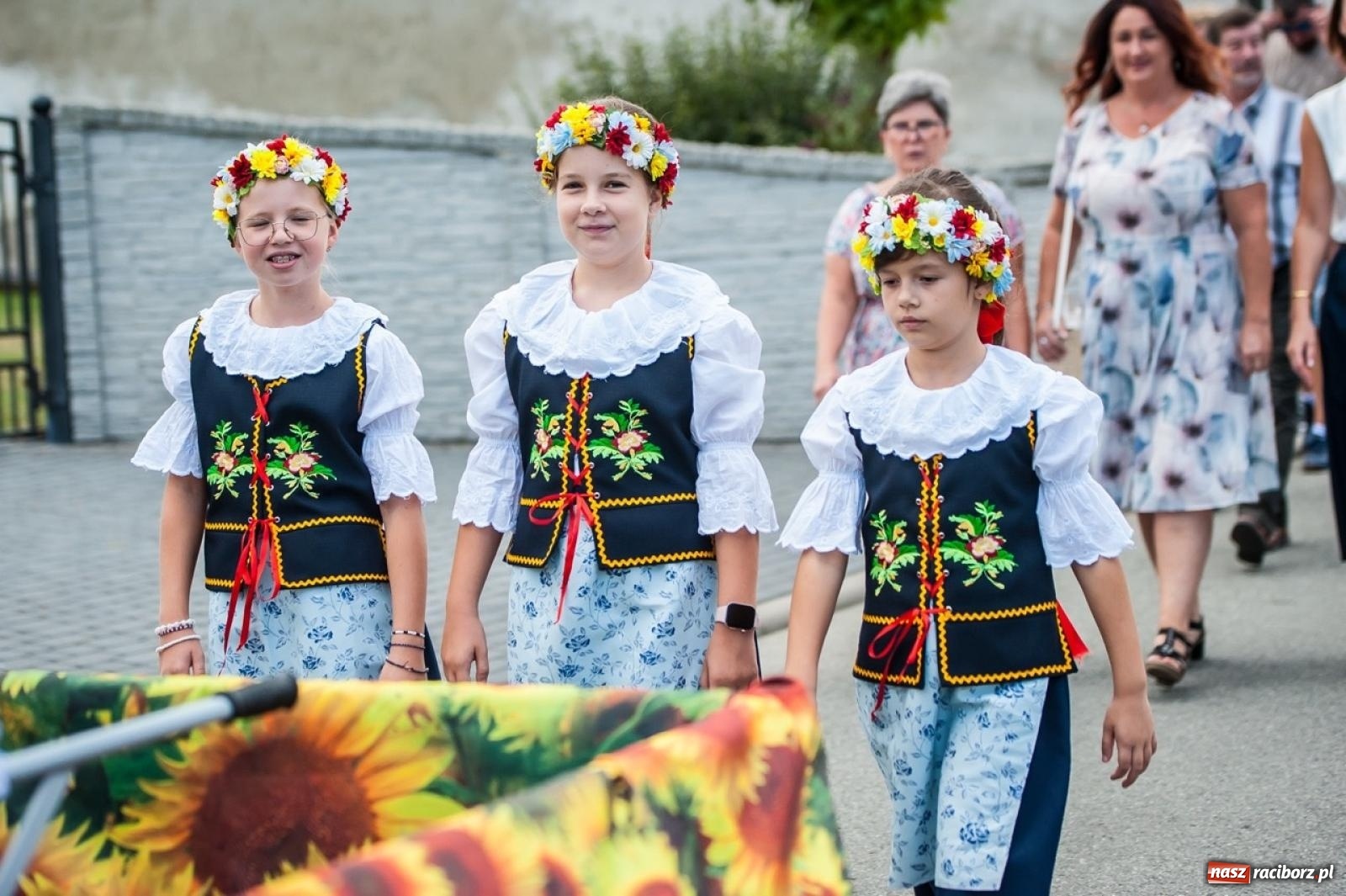 Zdjęcie w galerii na portalu naszraciborz.pl: Barwny korowód w Roszkowie za nami! Święto plonów w pełni rozkwitu [FOTO i WIDEO] wiadomości z regionu