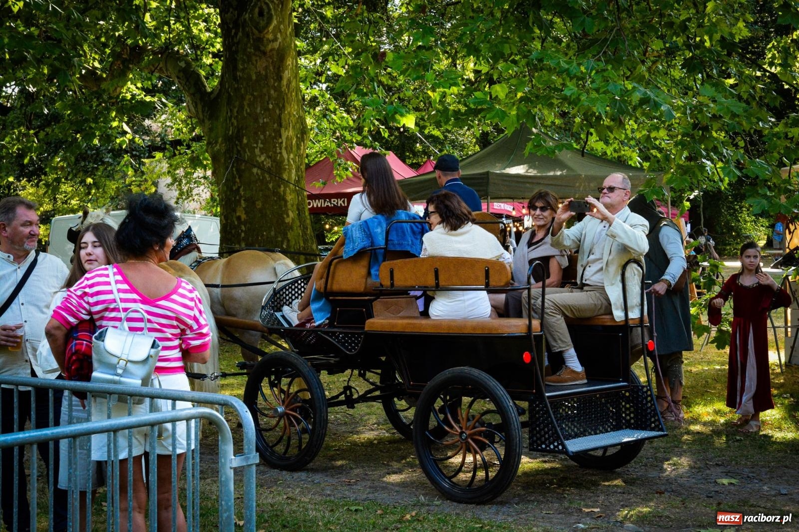Zdjęcie w galerii na portalu naszraciborz.pl: Tłumy na pożegnaniu lata w Krowiarkach. Czwarta edycja Fanny Days znów zapełniła polanę przed pałacem wiadomości z regionu