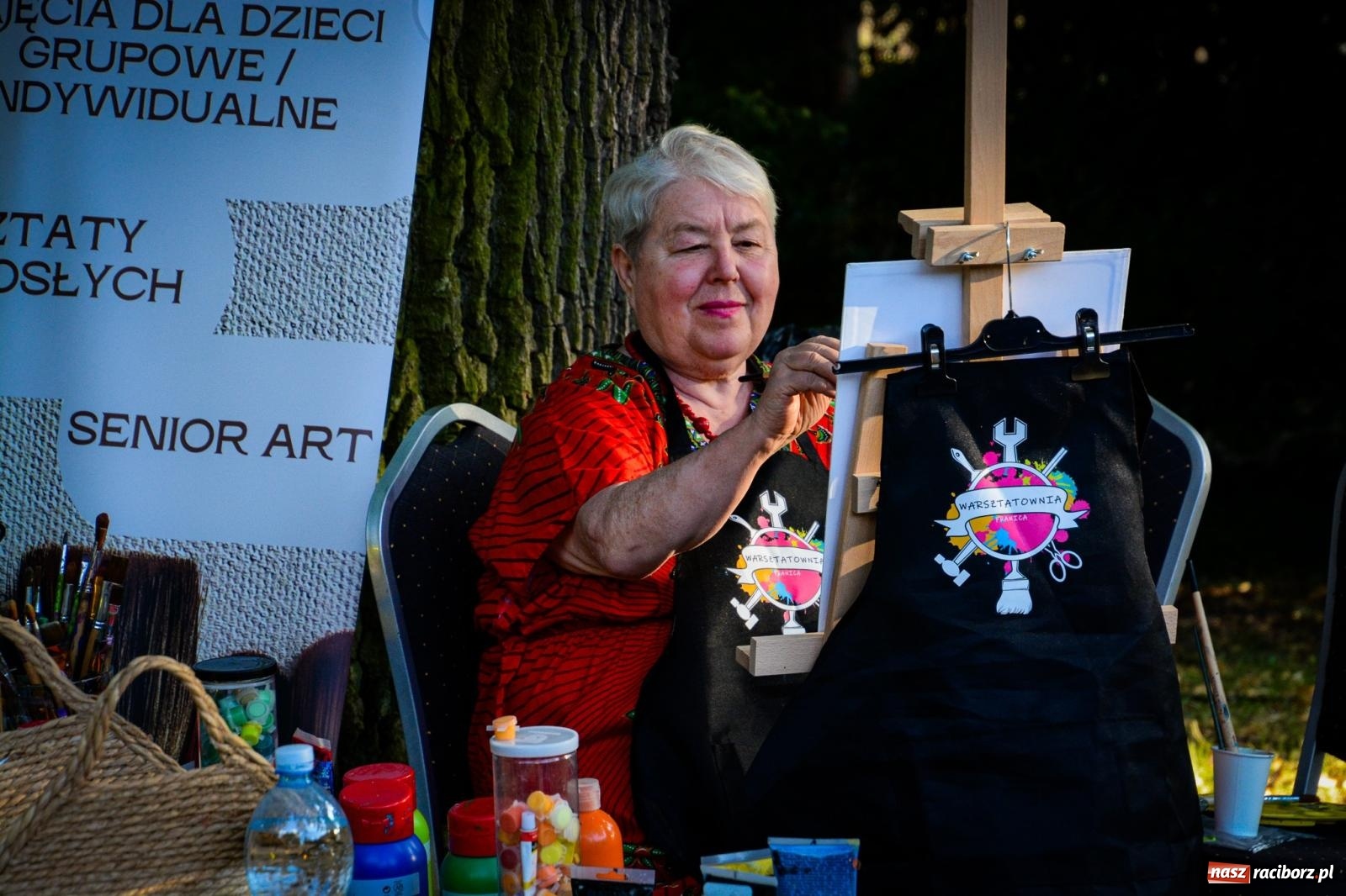 Zdjęcie w galerii na portalu naszraciborz.pl: Tłumy na pożegnaniu lata w Krowiarkach. Czwarta edycja Fanny Days znów zapełniła polanę przed pałacem wiadomości z regionu