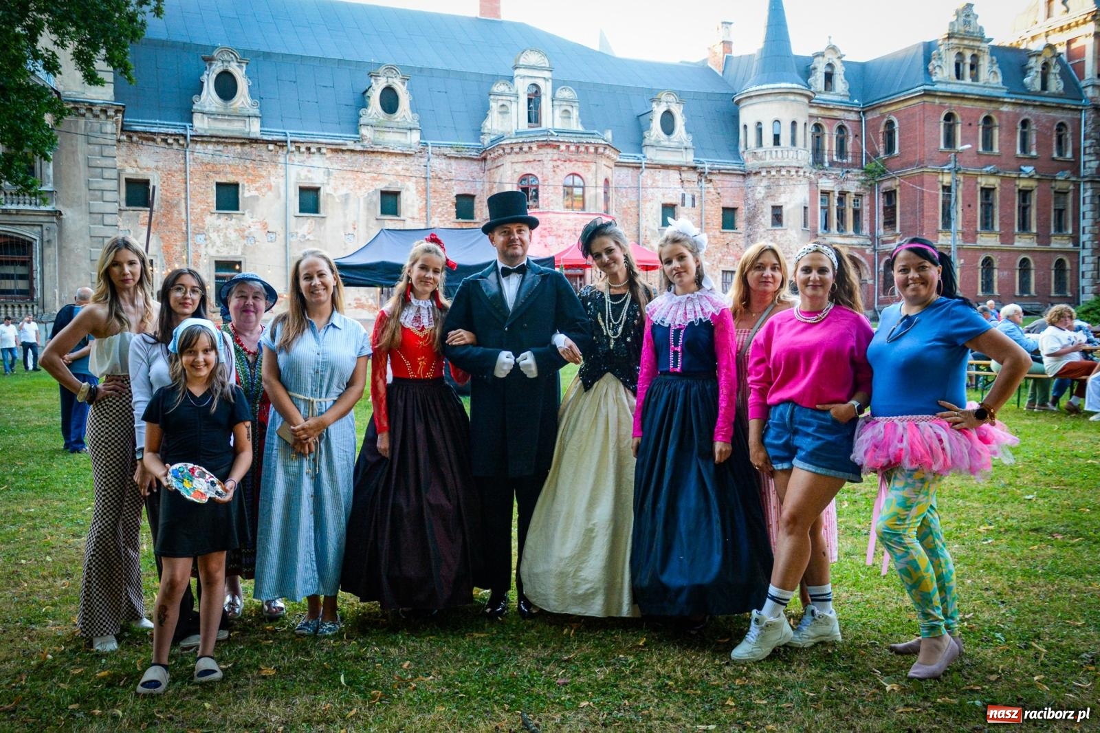 Zdjęcie w galerii na portalu naszraciborz.pl: Tłumy na pożegnaniu lata w Krowiarkach. Czwarta edycja Fanny Days znów zapełniła polanę przed pałacem wiadomości z regionu