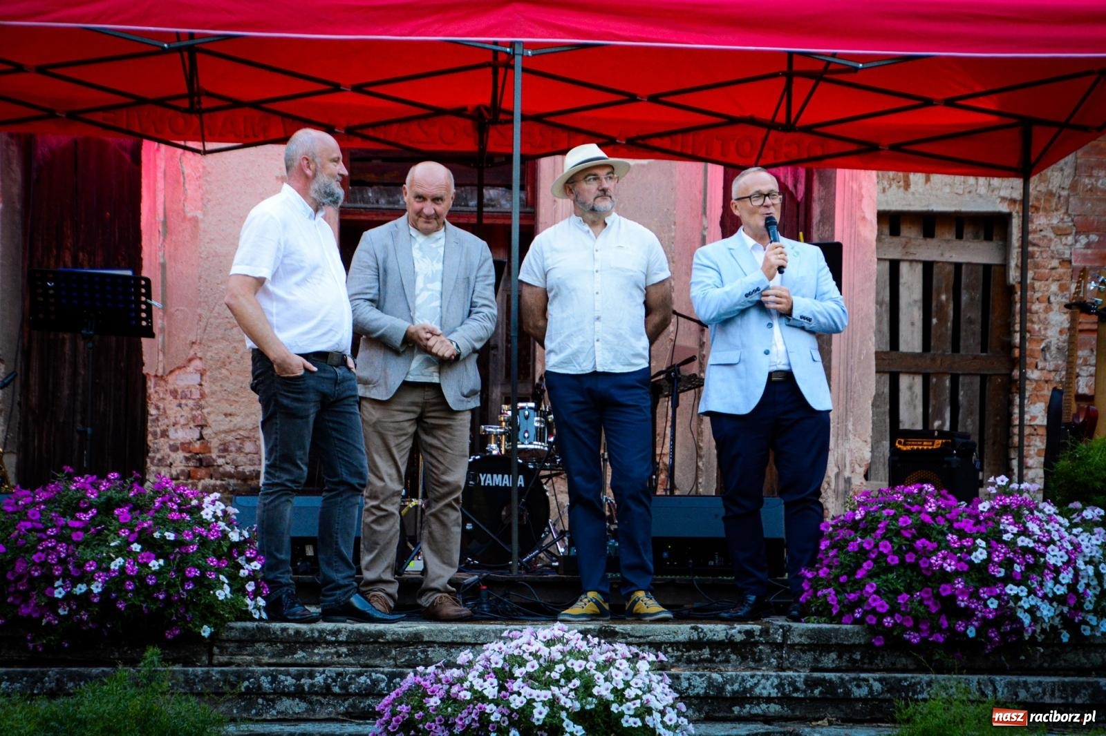 Zdjęcie w galerii na portalu naszraciborz.pl: Tłumy na pożegnaniu lata w Krowiarkach. Czwarta edycja Fanny Days znów zapełniła polanę przed pałacem wiadomości z regionu