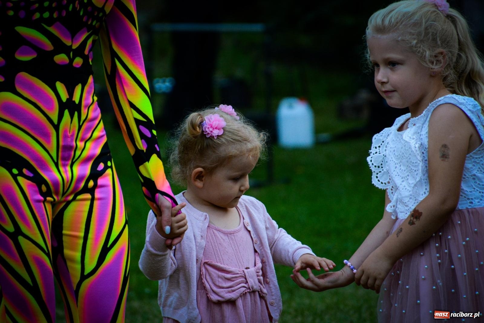 Zdjęcie w galerii na portalu naszraciborz.pl: Tłumy na pożegnaniu lata w Krowiarkach. Czwarta edycja Fanny Days znów zapełniła polanę przed pałacem wiadomości z regionu