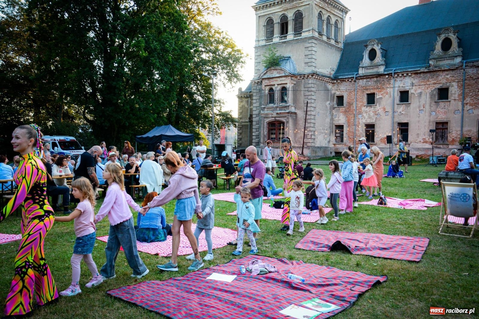 Zdjęcie w galerii na portalu naszraciborz.pl: Tłumy na pożegnaniu lata w Krowiarkach. Czwarta edycja Fanny Days znów zapełniła polanę przed pałacem wiadomości z regionu