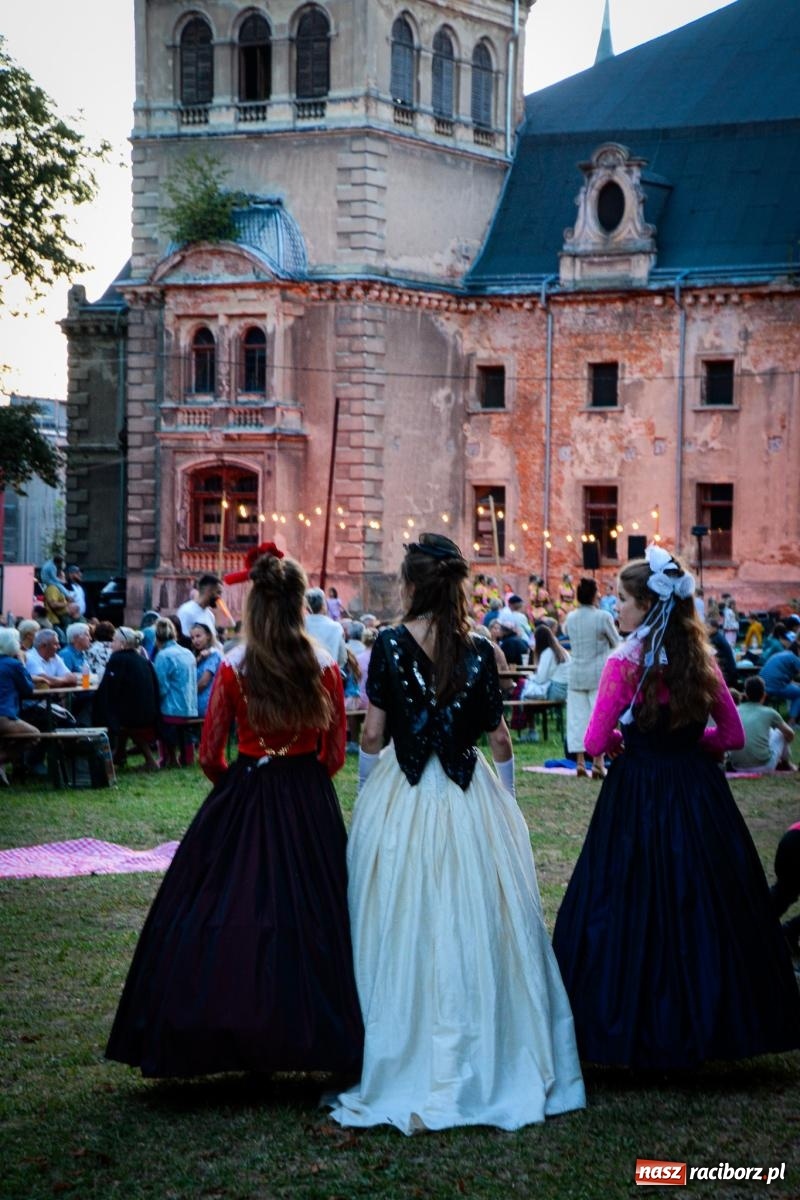 Zdjęcie w galerii na portalu naszraciborz.pl: Tłumy na pożegnaniu lata w Krowiarkach. Czwarta edycja Fanny Days znów zapełniła polanę przed pałacem wiadomości z regionu