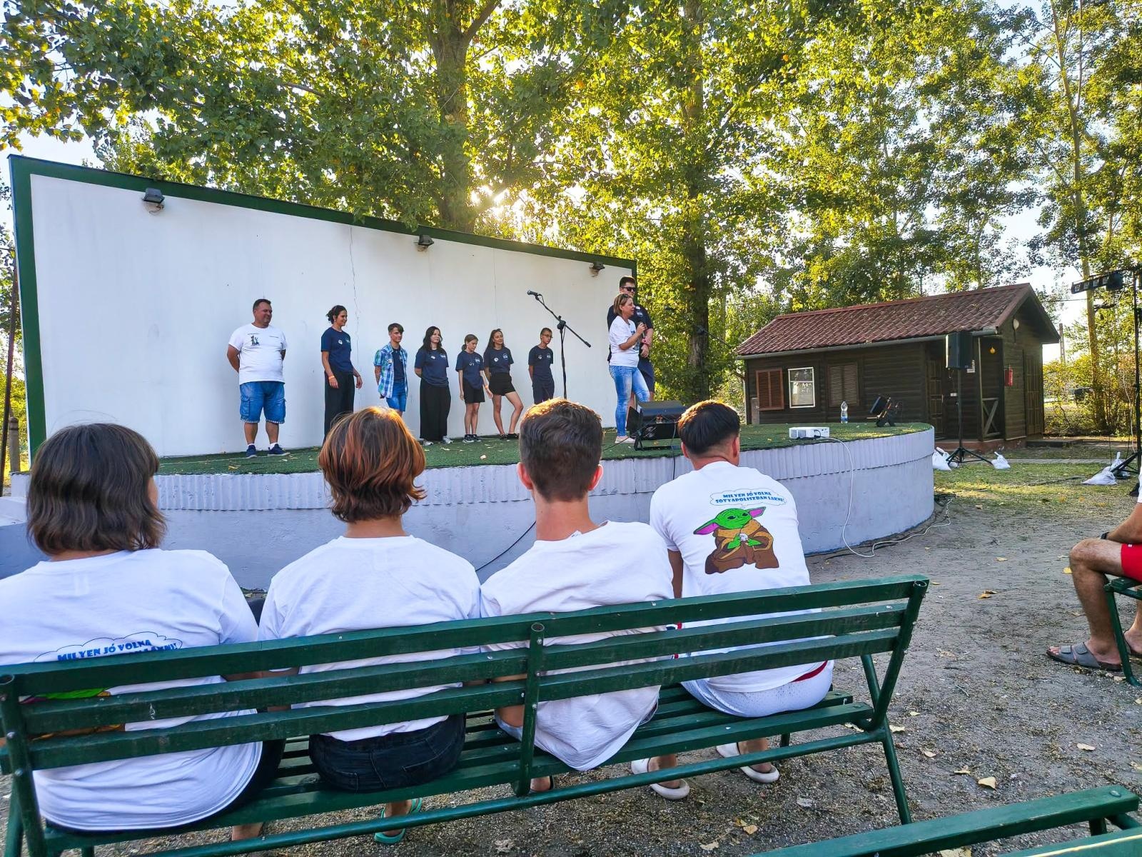 Zdjęcie w galerii na portalu naszraciborz.pl: Raciborska młodzież z wizytą na Węgrzech wiadomości z regionu