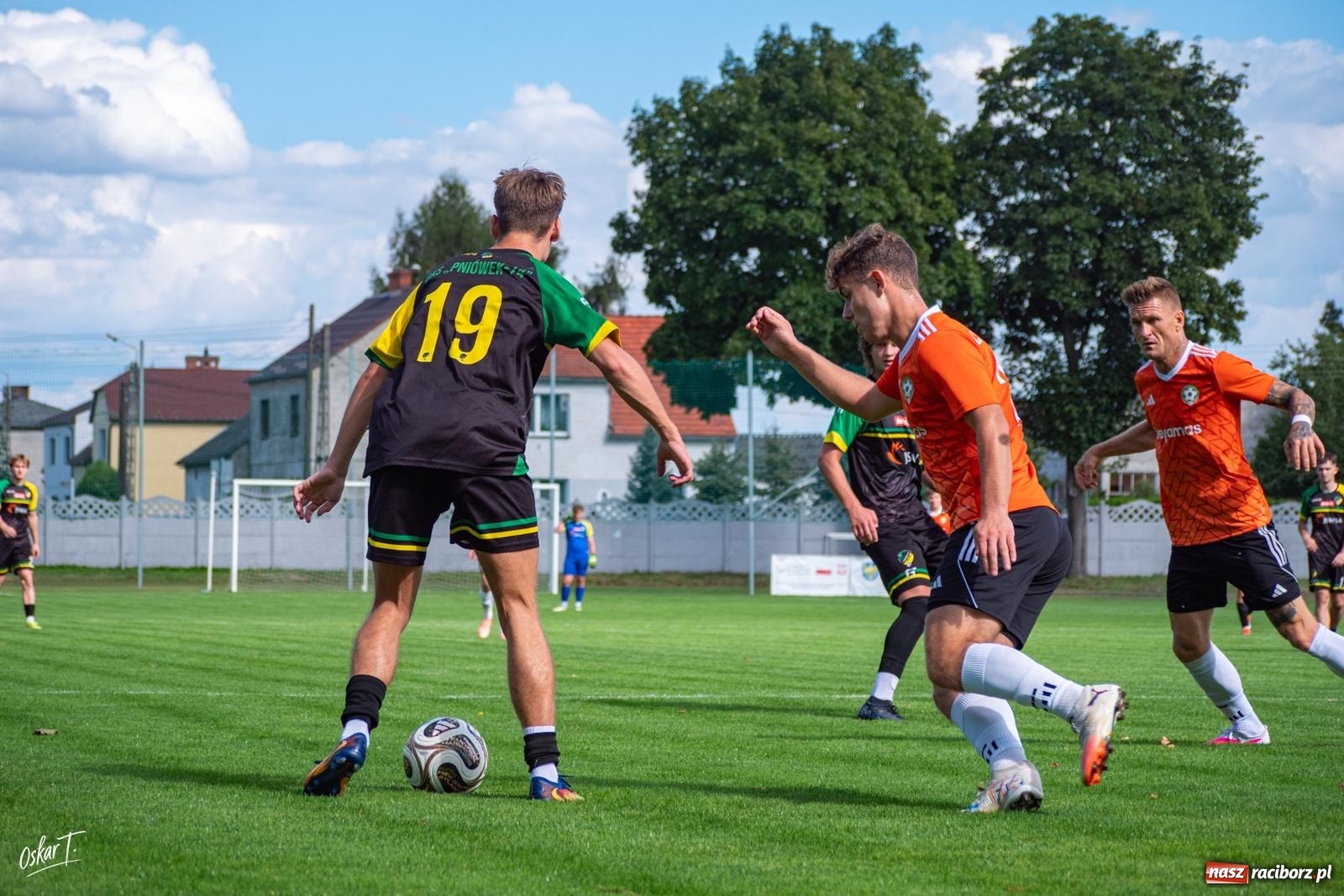 Zdjęcie w galerii na portalu naszraciborz.pl: Hat-trick Strzelczyka, dublet Legierskiego. Tworków z pewną wygraną [FOTO] wiadomości z regionu