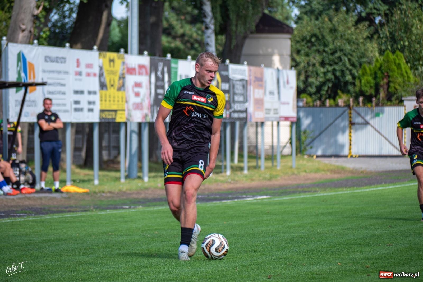 Zdjęcie w galerii na portalu naszraciborz.pl: Hat-trick Strzelczyka, dublet Legierskiego. Tworków z pewną wygraną [FOTO] wiadomości z regionu