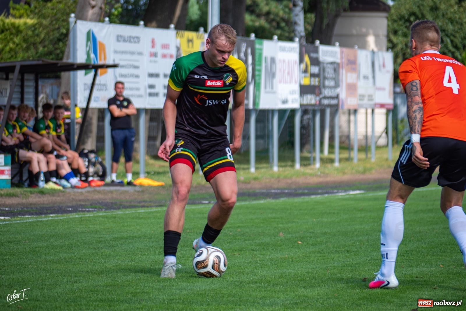 Zdjęcie w galerii na portalu naszraciborz.pl: Hat-trick Strzelczyka, dublet Legierskiego. Tworków z pewną wygraną [FOTO] wiadomości z regionu