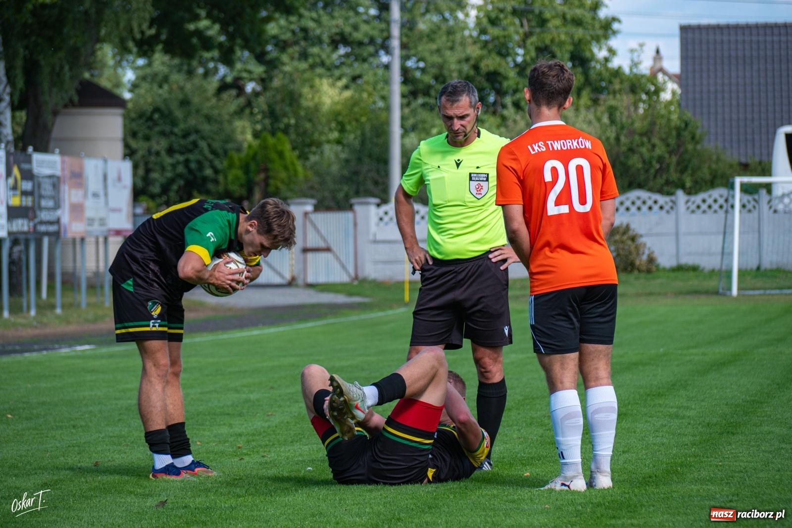 Zdjęcie w galerii na portalu naszraciborz.pl: Hat-trick Strzelczyka, dublet Legierskiego. Tworków z pewną wygraną [FOTO] wiadomości z regionu