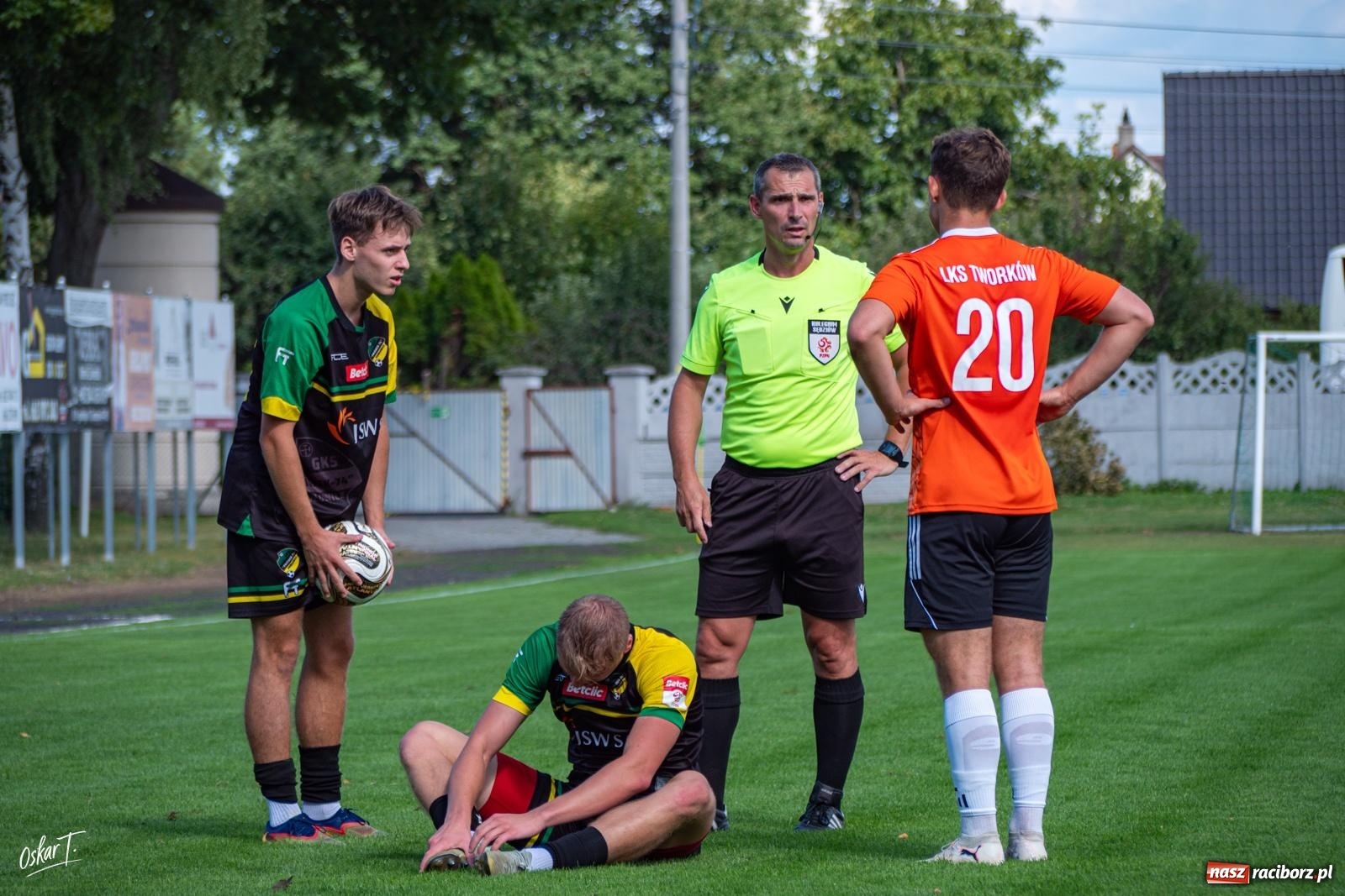 Zdjęcie w galerii na portalu naszraciborz.pl: Hat-trick Strzelczyka, dublet Legierskiego. Tworków z pewną wygraną [FOTO] wiadomości z regionu