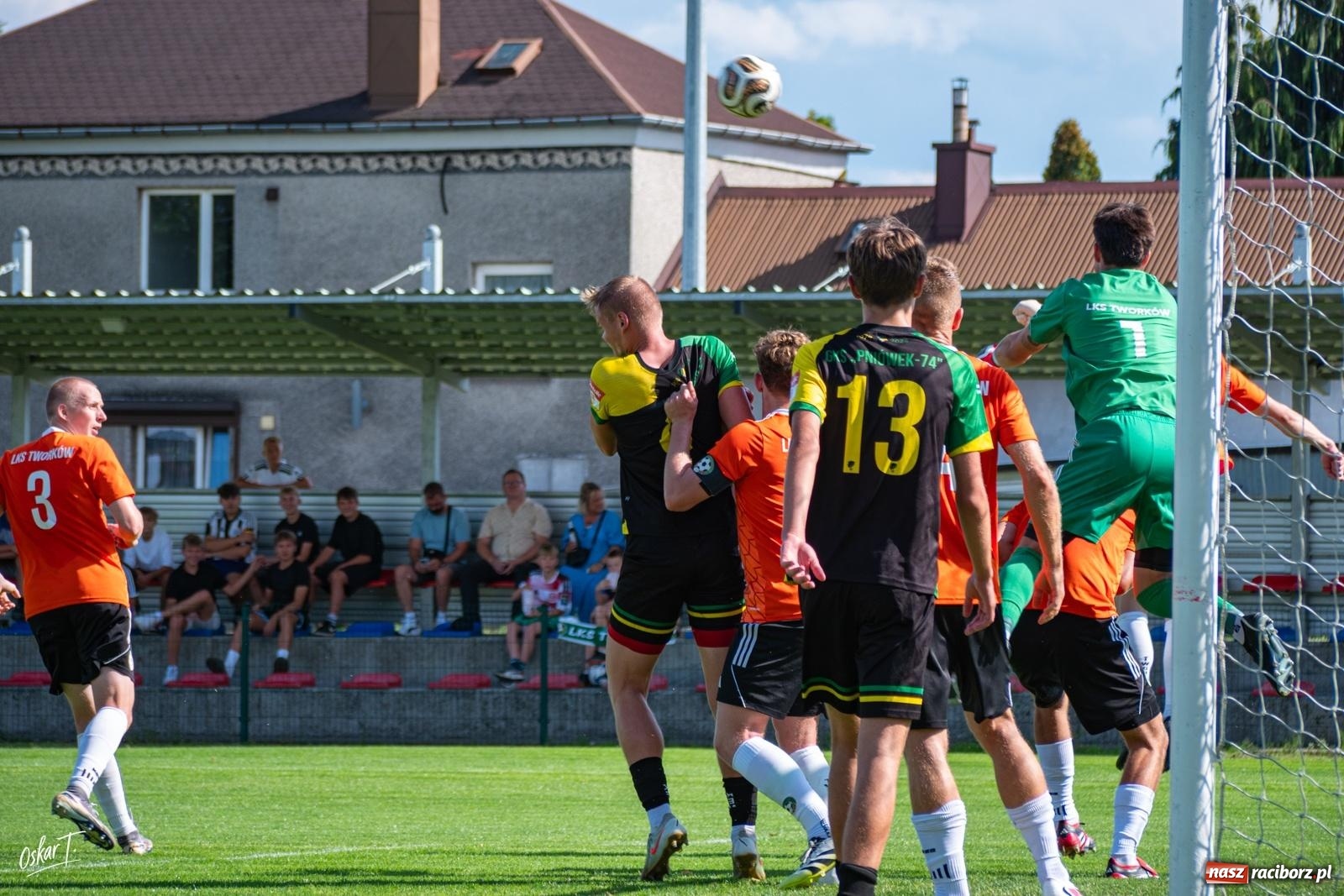 Zdjęcie w galerii na portalu naszraciborz.pl: Hat-trick Strzelczyka, dublet Legierskiego. Tworków z pewną wygraną [FOTO] wiadomości z regionu