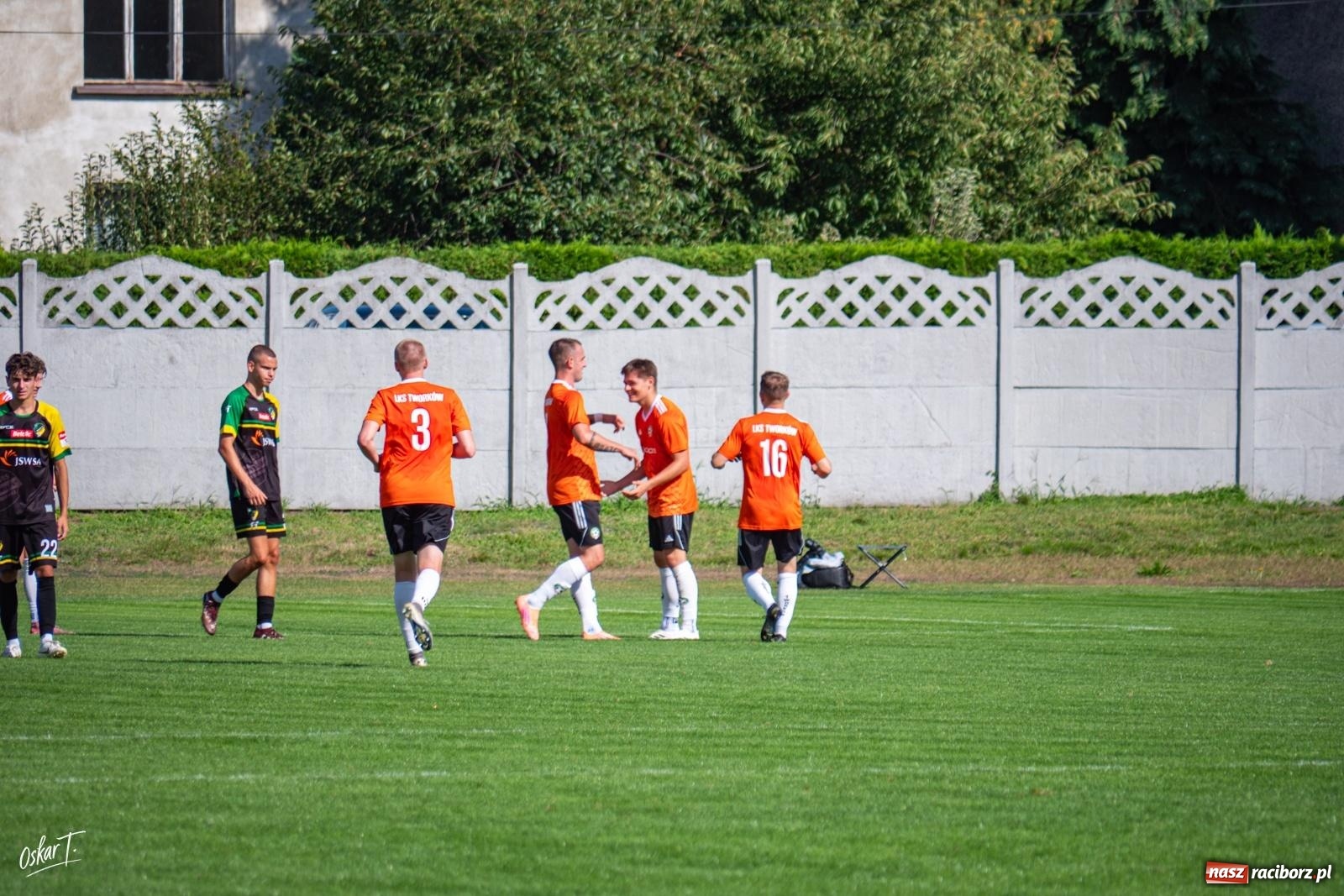 Zdjęcie w galerii na portalu naszraciborz.pl: Hat-trick Strzelczyka, dublet Legierskiego. Tworków z pewną wygraną [FOTO] wiadomości z regionu