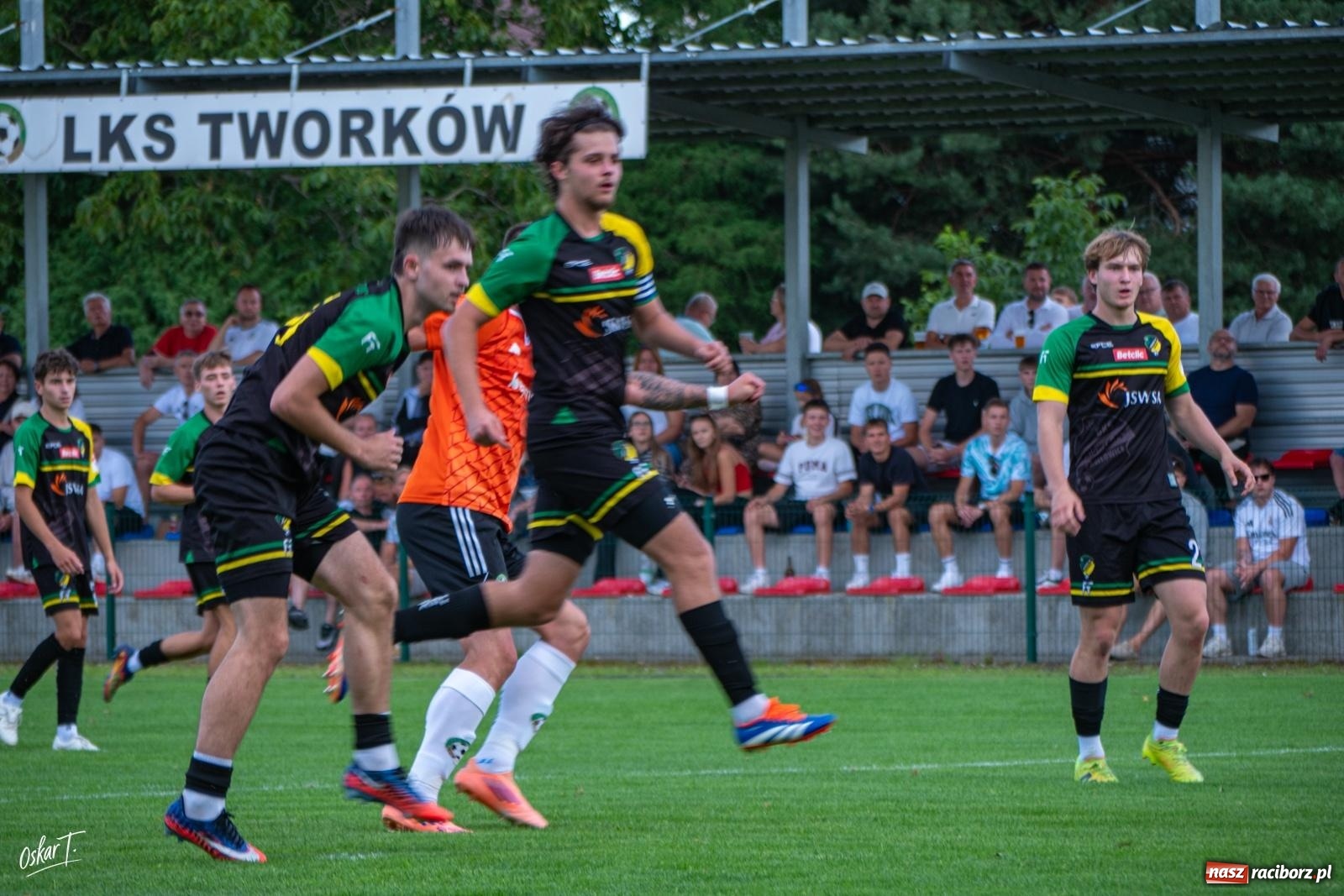 Zdjęcie w galerii na portalu naszraciborz.pl: Hat-trick Strzelczyka, dublet Legierskiego. Tworków z pewną wygraną [FOTO] wiadomości z regionu