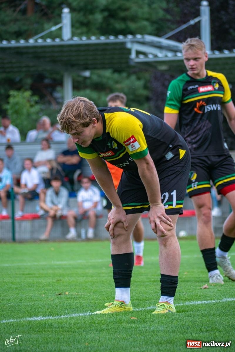 Zdjęcie w galerii na portalu naszraciborz.pl: Hat-trick Strzelczyka, dublet Legierskiego. Tworków z pewną wygraną [FOTO] wiadomości z regionu