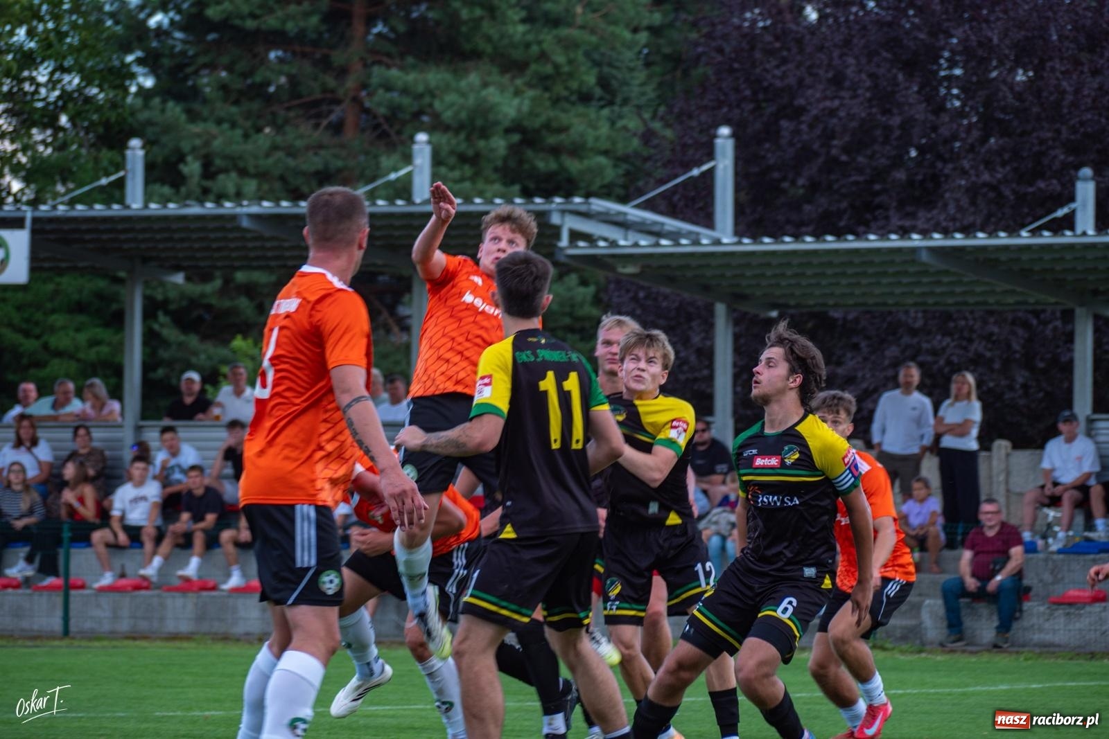 Zdjęcie w galerii na portalu naszraciborz.pl: Hat-trick Strzelczyka, dublet Legierskiego. Tworków z pewną wygraną [FOTO] wiadomości z regionu