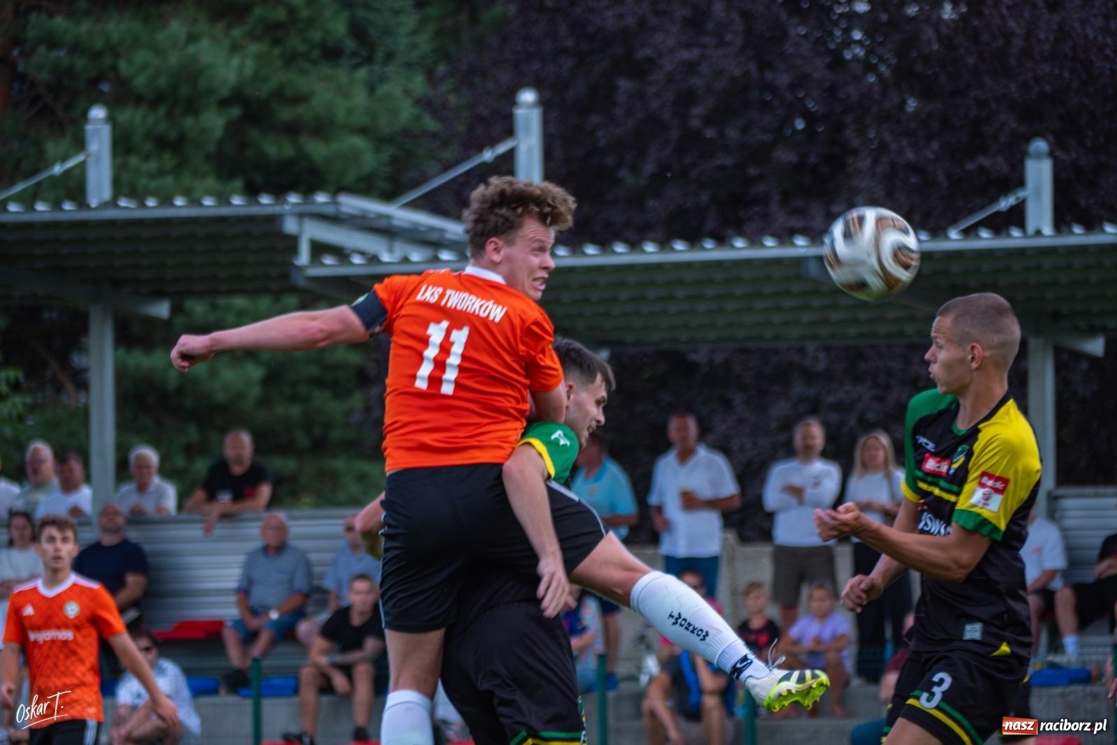 Zdjęcie w galerii na portalu naszraciborz.pl: Hat-trick Strzelczyka, dublet Legierskiego. Tworków z pewną wygraną [FOTO] wiadomości z regionu