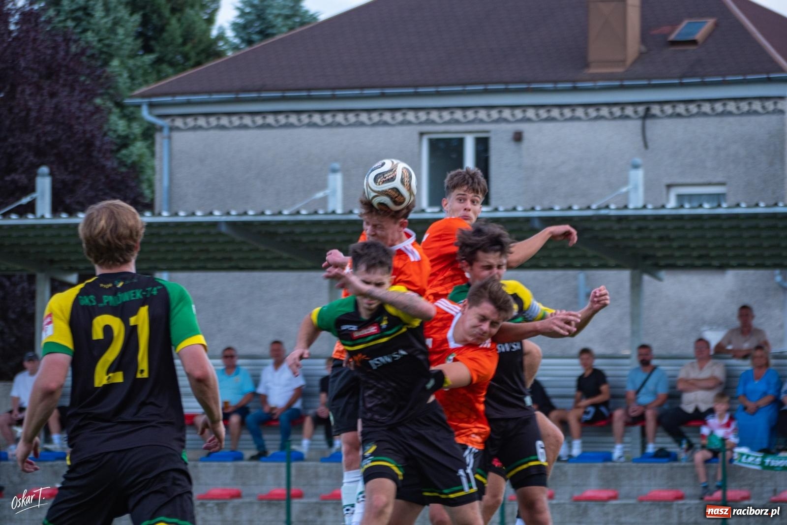 Zdjęcie w galerii na portalu naszraciborz.pl: Hat-trick Strzelczyka, dublet Legierskiego. Tworków z pewną wygraną [FOTO] wiadomości z regionu