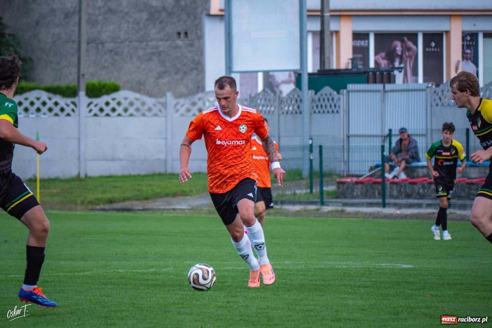 Zdjęcie w galerii na portalu naszraciborz.pl: Hat-trick Strzelczyka, dublet Legierskiego. Tworków z pewną wygraną [FOTO] wiadomości z regionu