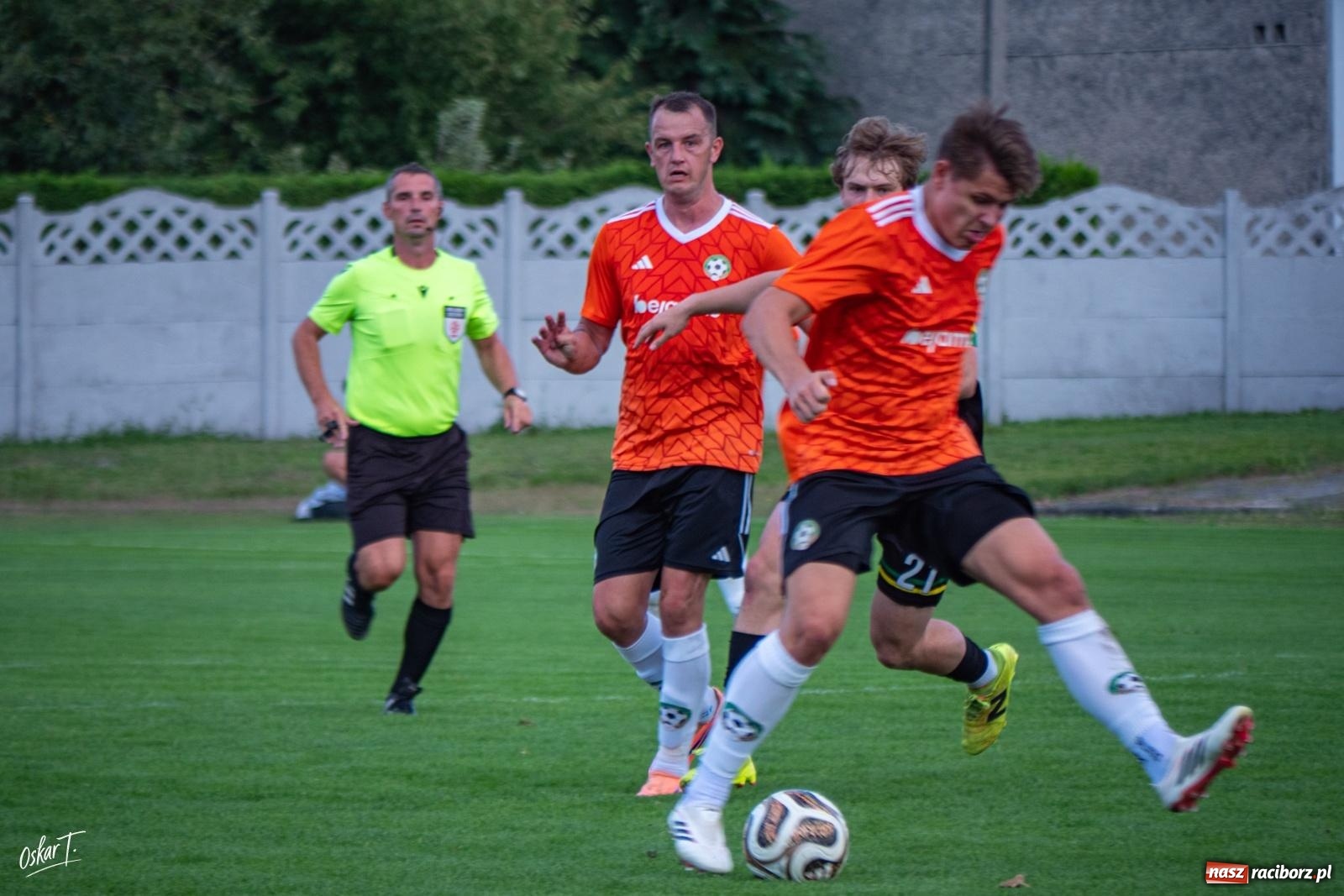 Zdjęcie w galerii na portalu naszraciborz.pl: Hat-trick Strzelczyka, dublet Legierskiego. Tworków z pewną wygraną [FOTO] wiadomości z regionu