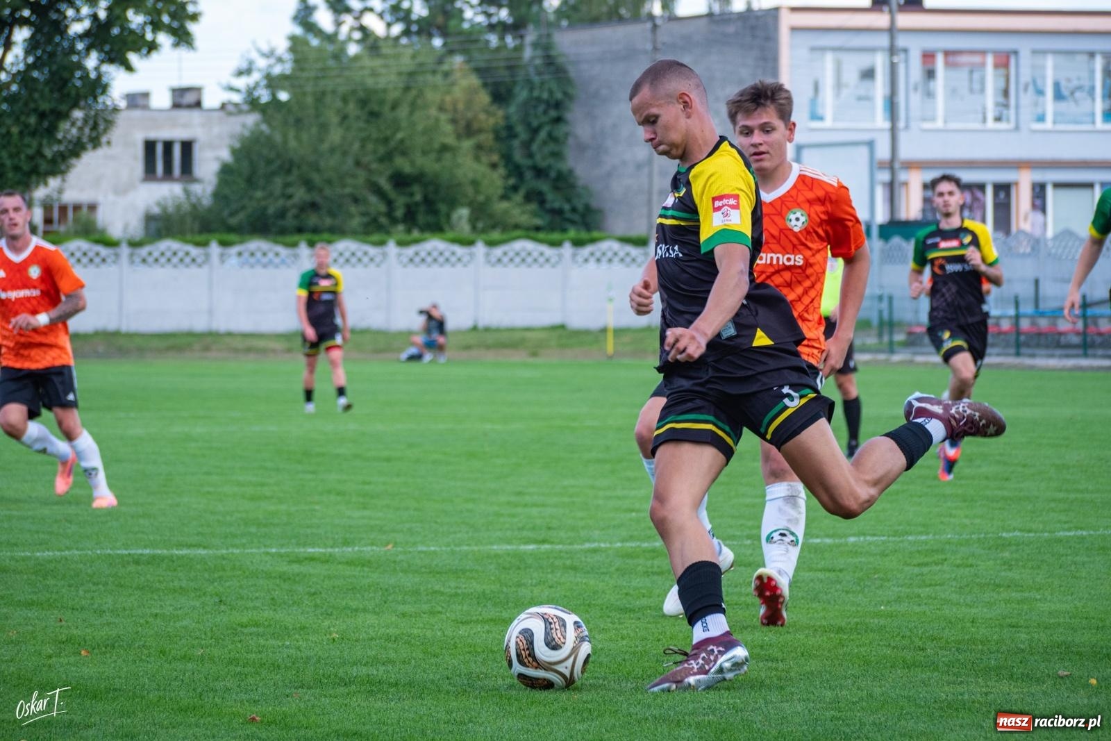 Zdjęcie w galerii na portalu naszraciborz.pl: Hat-trick Strzelczyka, dublet Legierskiego. Tworków z pewną wygraną [FOTO] wiadomości z regionu