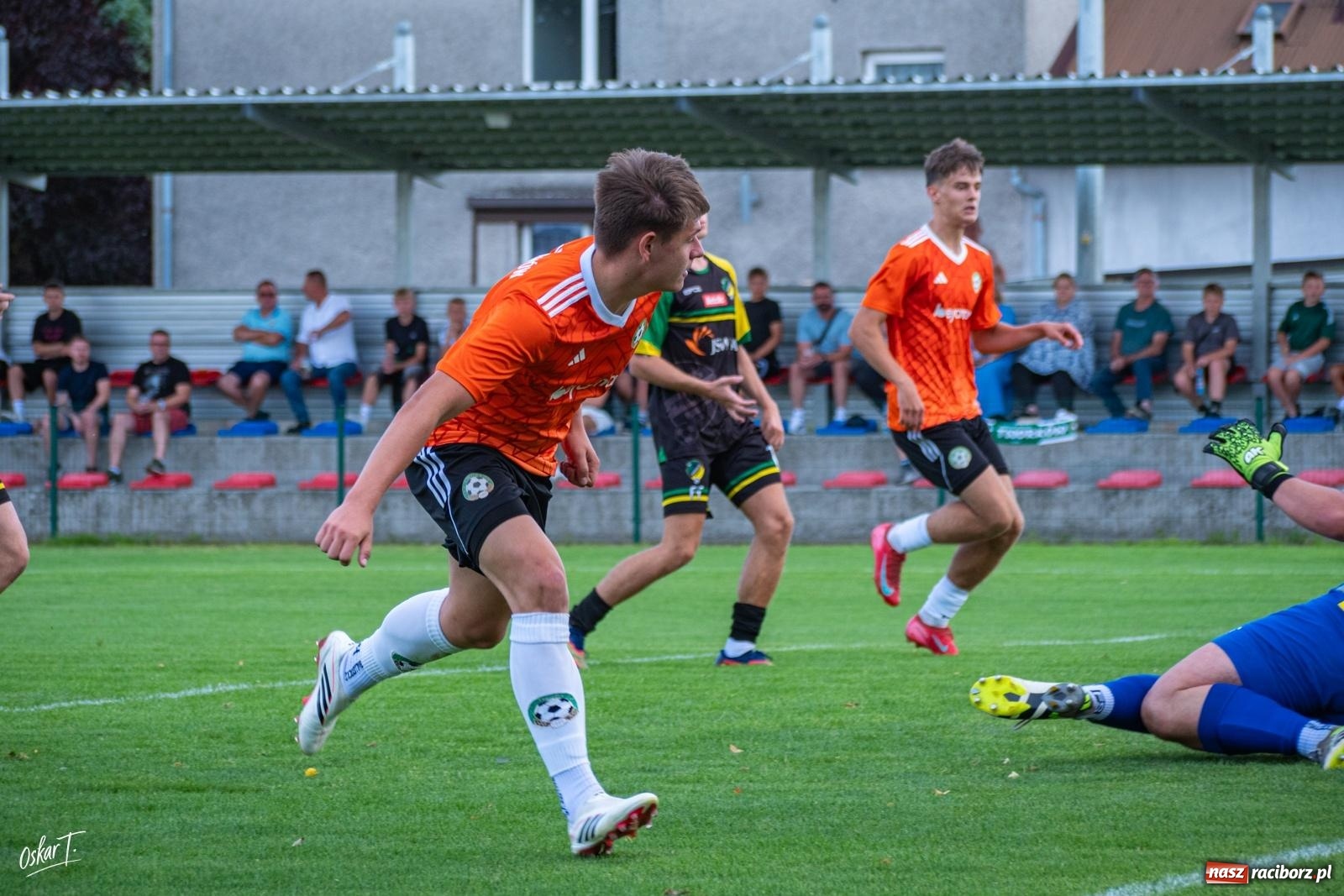 Zdjęcie w galerii na portalu naszraciborz.pl: Hat-trick Strzelczyka, dublet Legierskiego. Tworków z pewną wygraną [FOTO] wiadomości z regionu