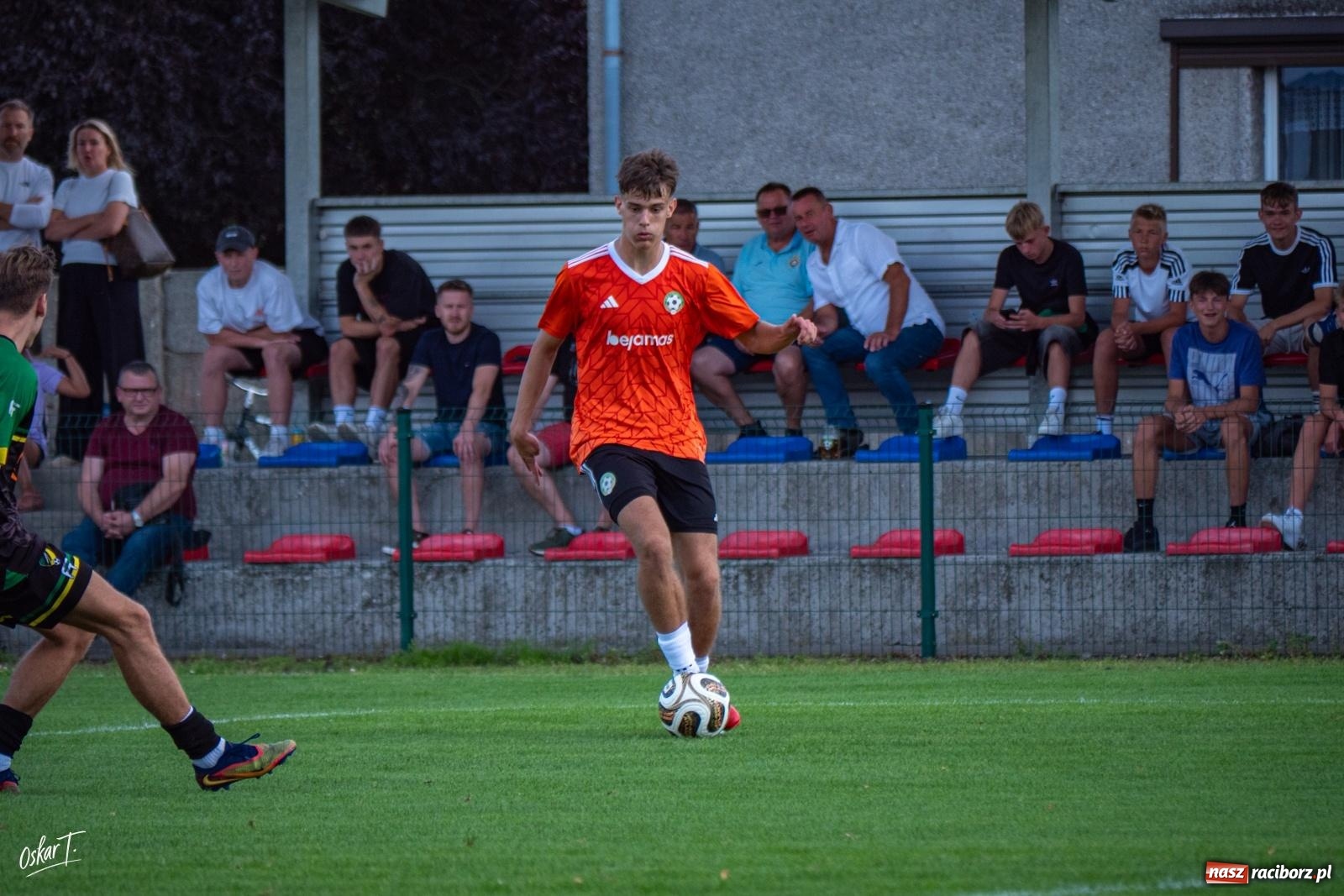 Zdjęcie w galerii na portalu naszraciborz.pl: Hat-trick Strzelczyka, dublet Legierskiego. Tworków z pewną wygraną [FOTO] wiadomości z regionu